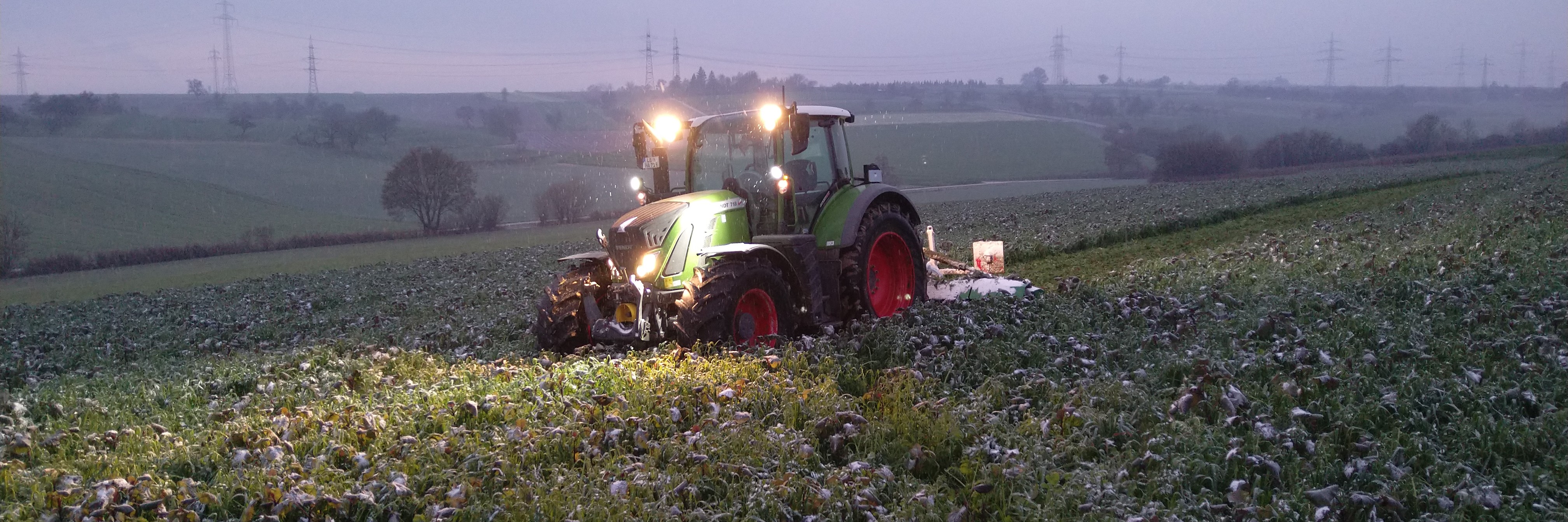 Traktor im Einsatz mit GPS-Lösungen