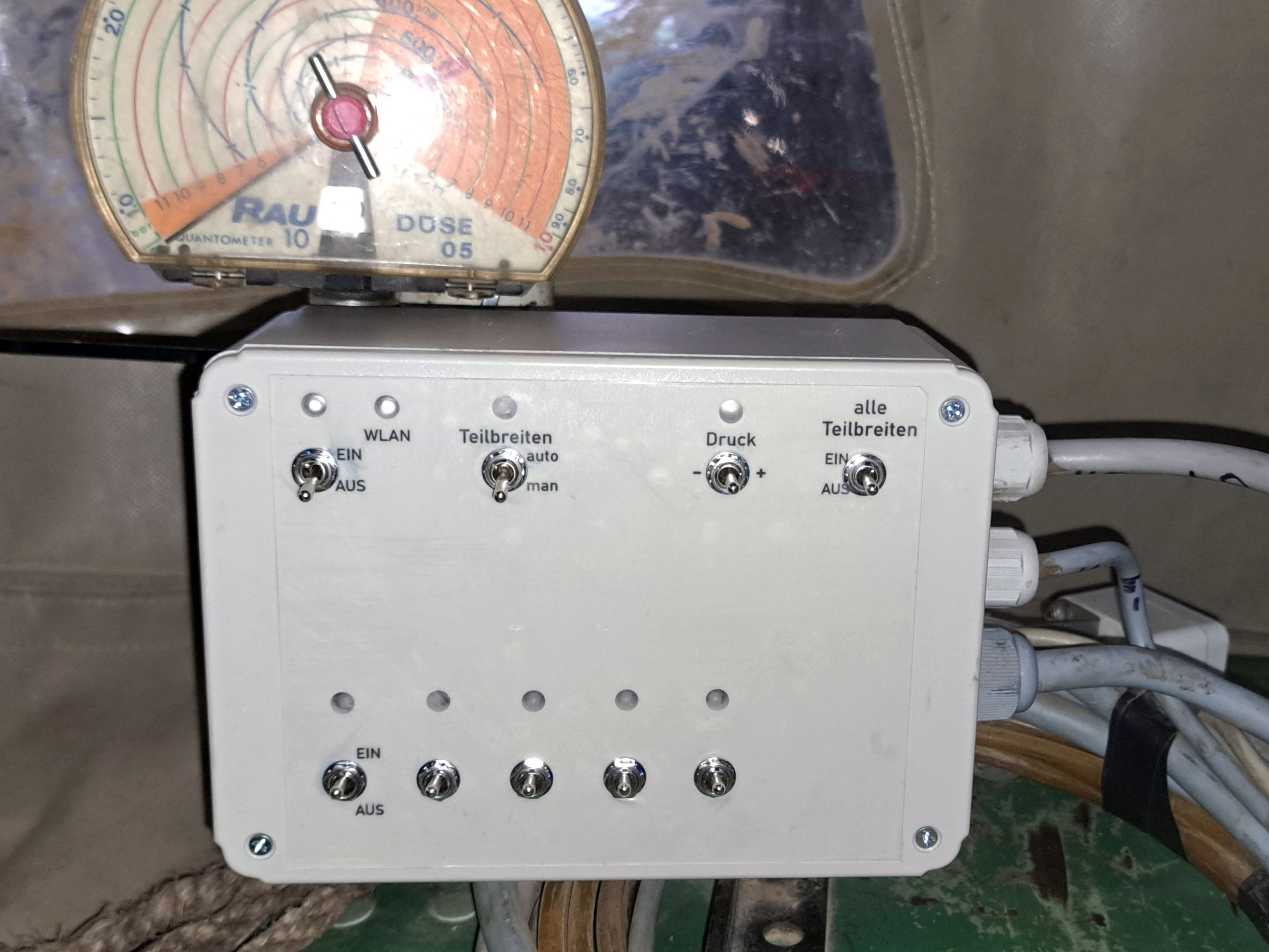 Elektronische Schaltbox zur automatischen Teilbreitenschaltung bei Feldspritzen im Ackerbau. Bis zu 16 Teilbreiten sowie Druckverstellung und Hauptventil sind möglich.