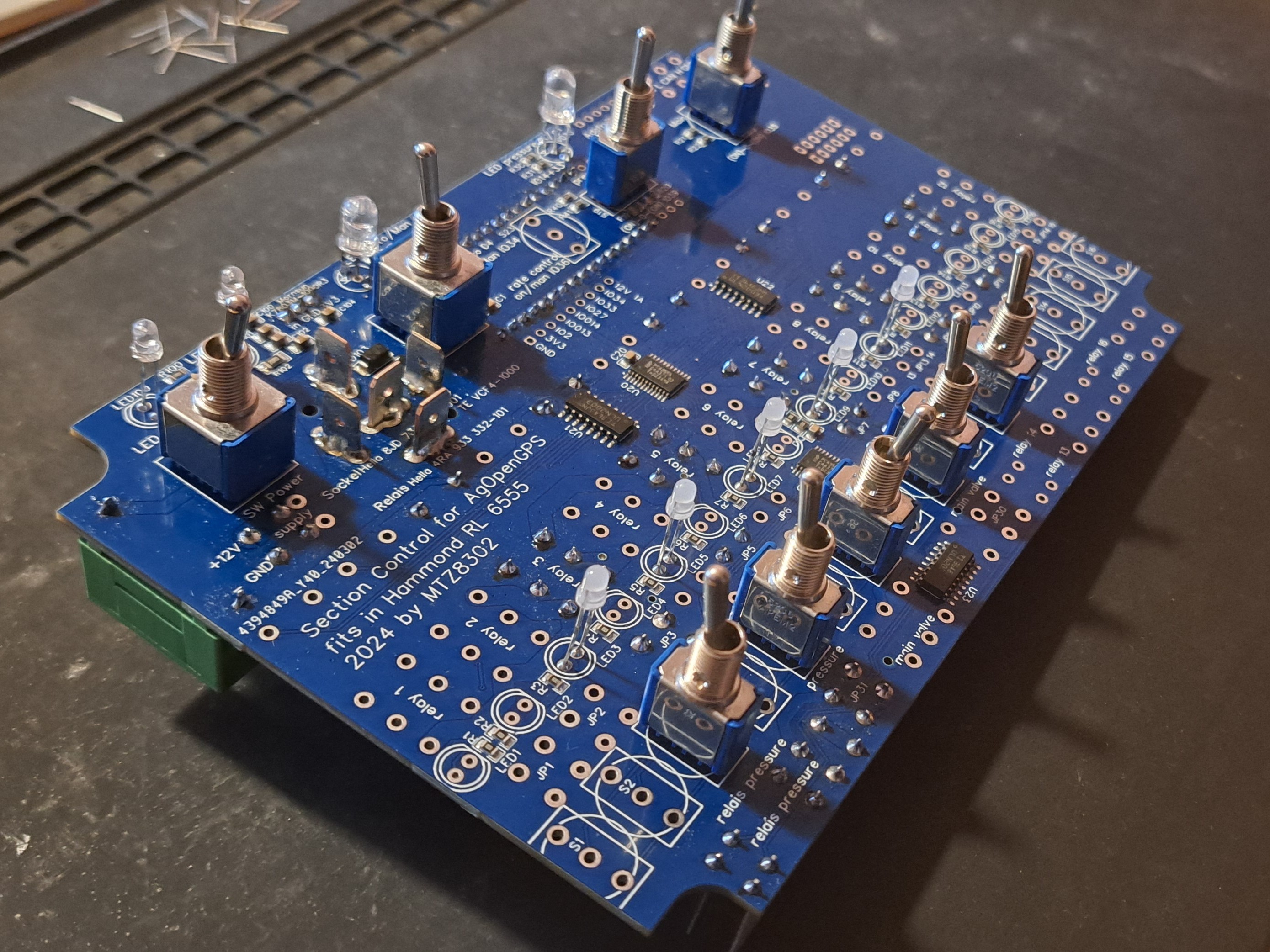 Bestückte Platine für Section-Control-Systeme zur automatischen Teilbreitenschaltung im Ackerbau. Hier mit 5 Teilbreiten (16 möglich) und Druckverstellung.