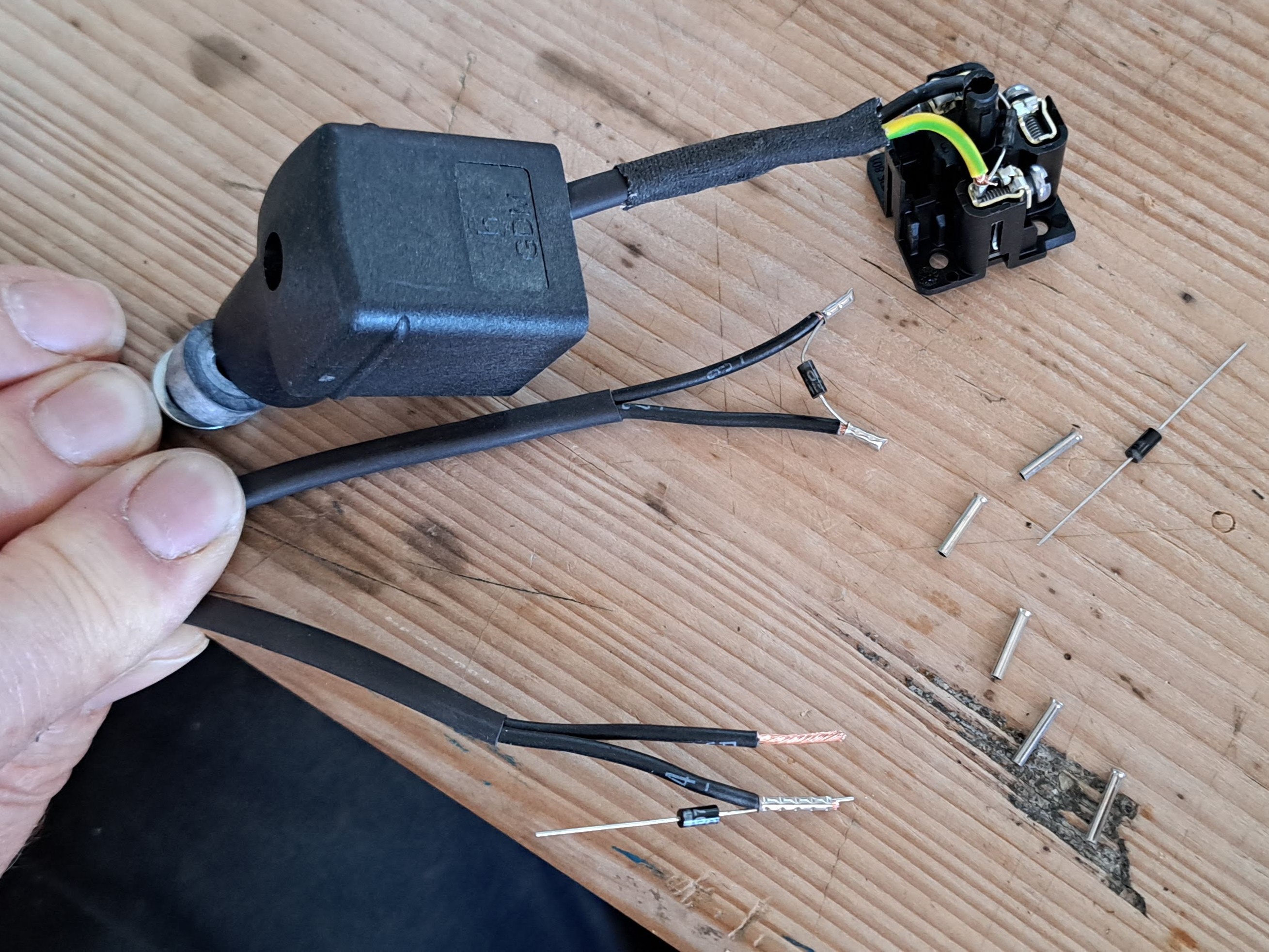 Ventilstecker für Magnetventile: Freilaufdiode mit einpressen