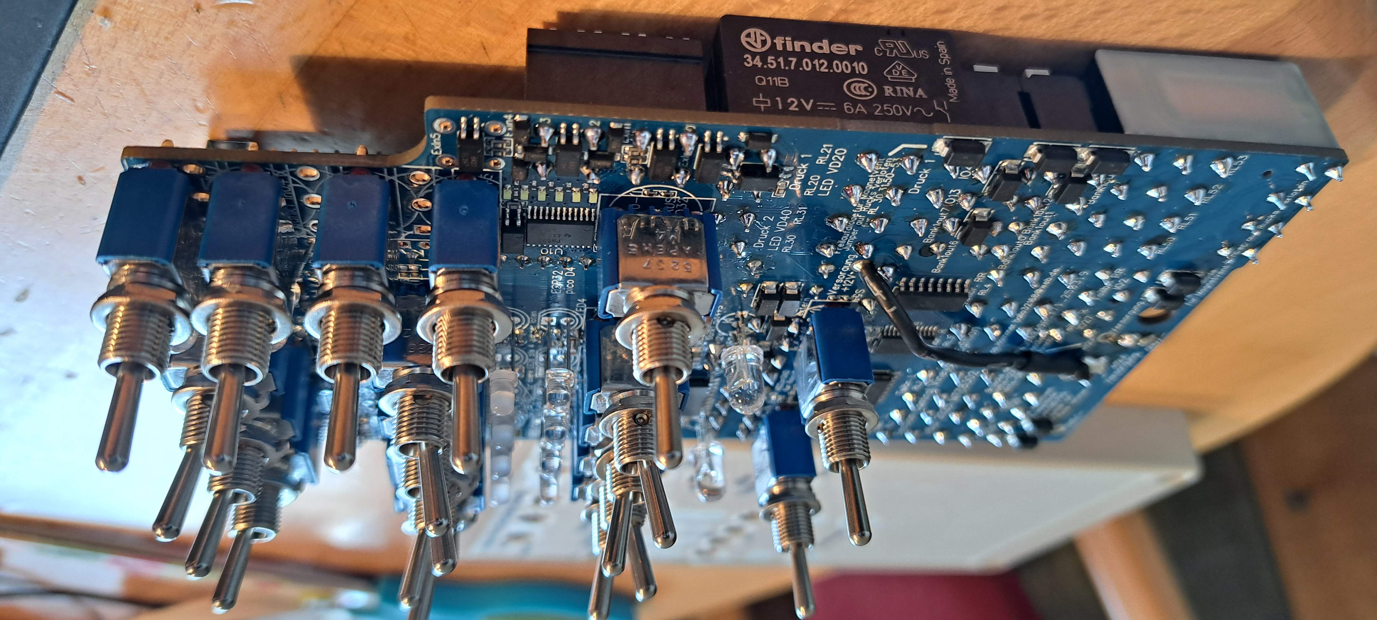 Platine für die Spritzensteuerung mit Überzeilengestänge (Freilauber: halbautomatische Breitenverstellung, Nachlauf, 4/6 Teilbreiten Logik, Zweistoff)