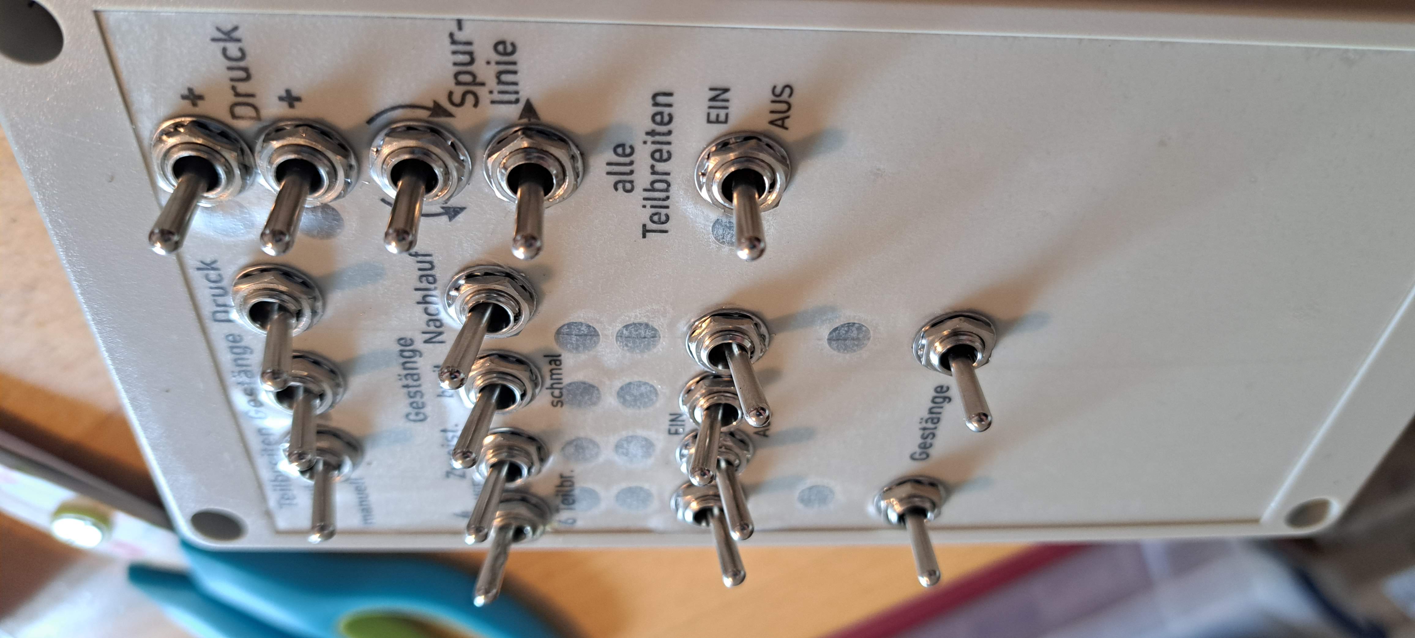 Gehäuse mit montierter Platine für die Spritzensteuerung mit Freilauber Überzeilengestänge (halbautomatische Breitenverstellung, Nachlauf, 4/6 Teilbreiten Logik, Zweistoff, Fernbedienung der Spurlinien)