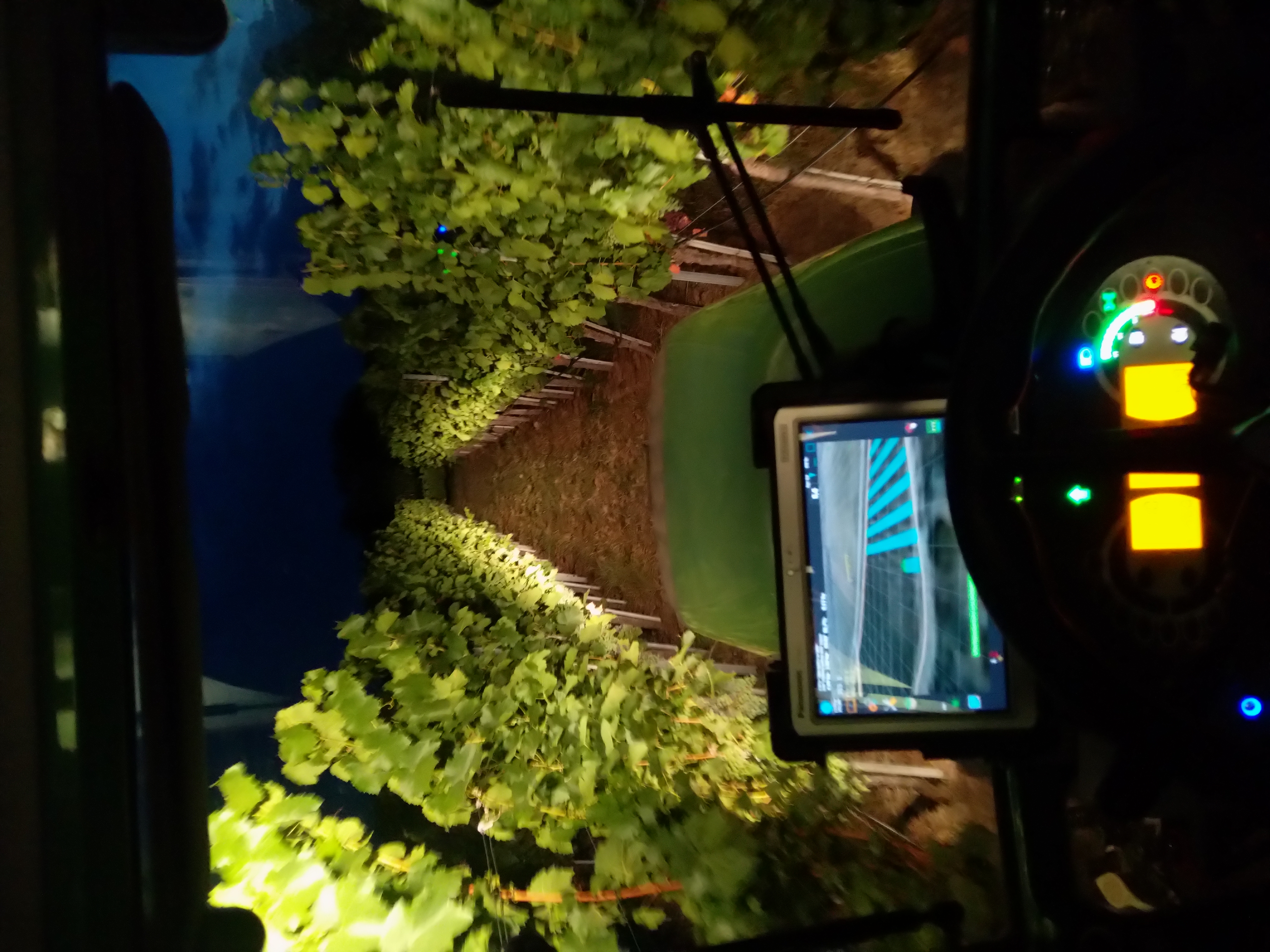 Spritzeneinsatz im schmalen Weinberg mit digitaler Unterstützung, Tag und Nacht