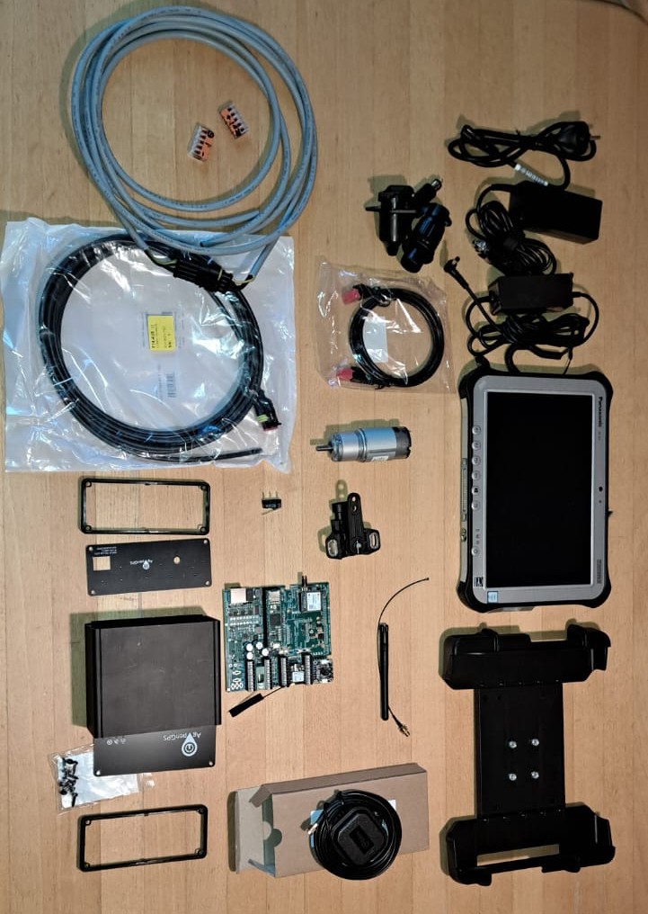 Vollständiges GPS-Nachrüstset mit kleinem Reibradmotor, Controller-Box mit GNSS-Empfänger und dem Outdoor-Tablet für Traktoren.