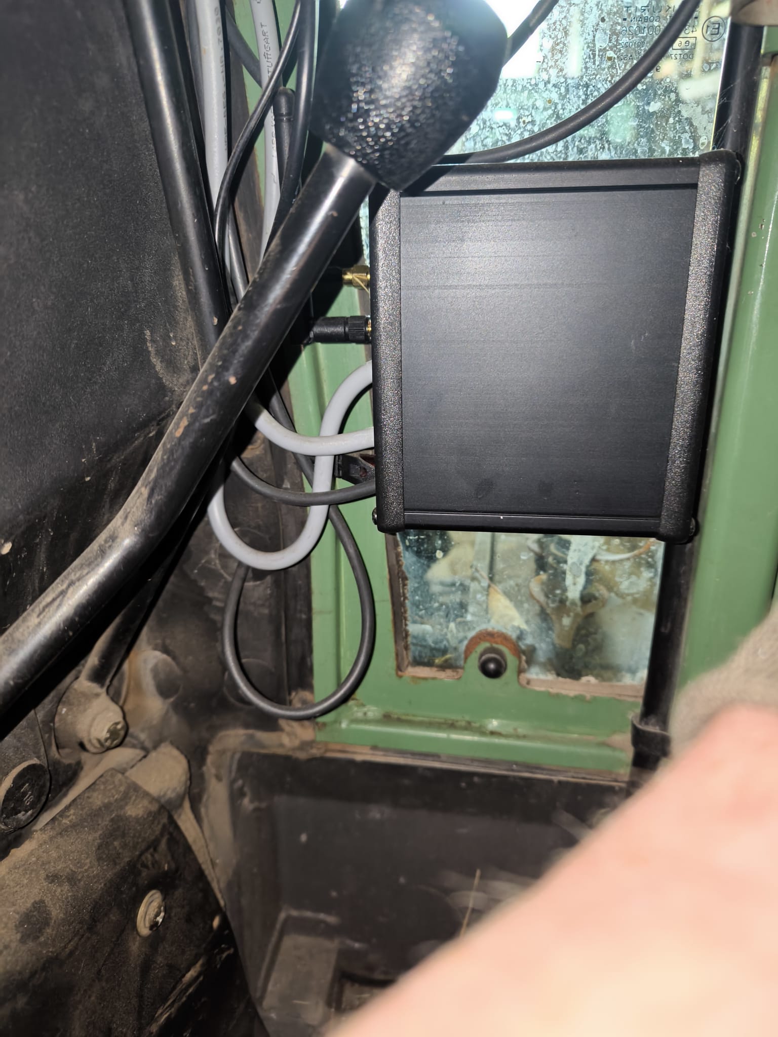 Fendt 260V AiO im Alu Gehäuse: Montage an Scheibe vorn, rechts unten