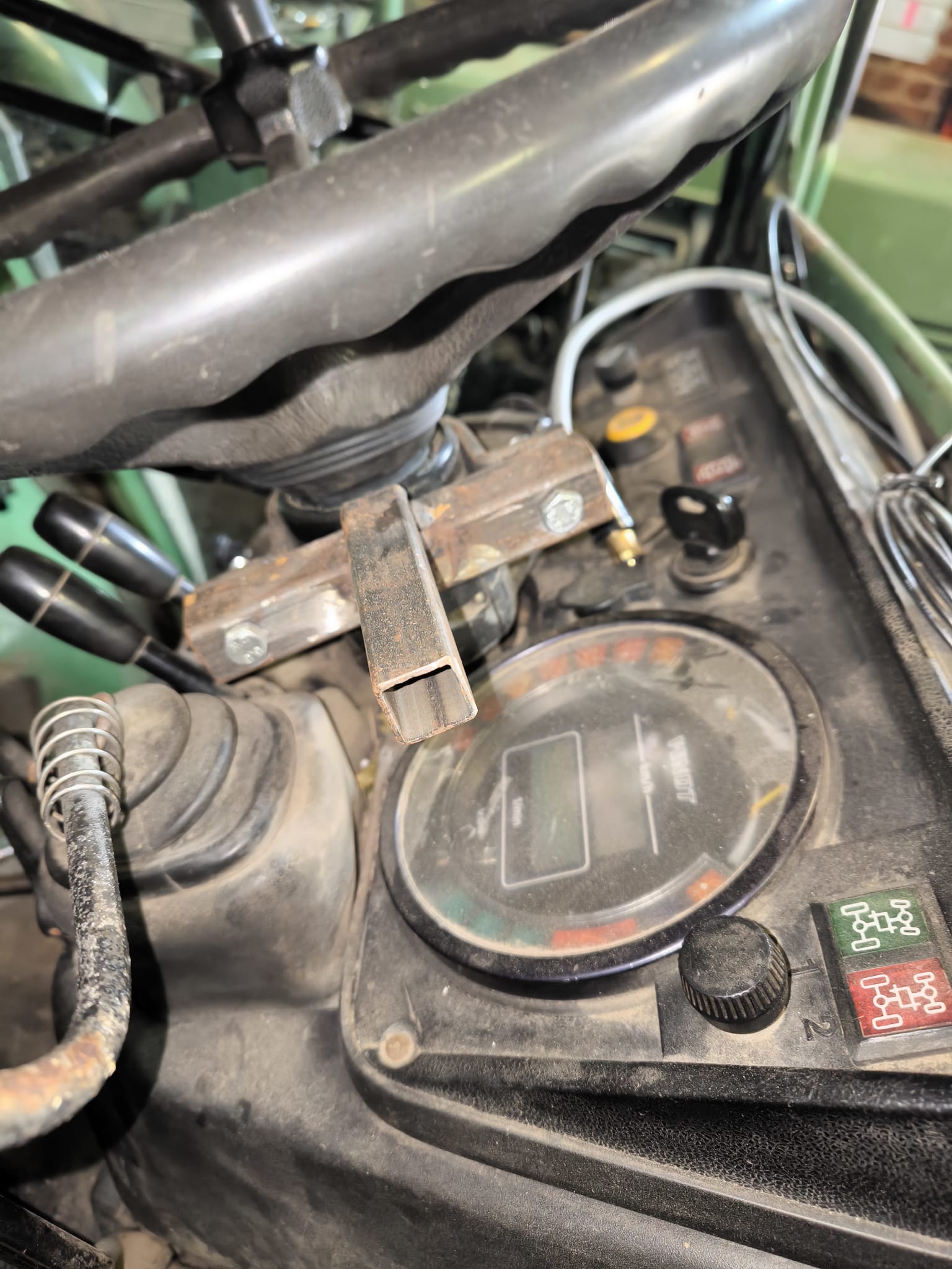 Fendt 260V: Beispiel für Halterung für kleinen Reibradmotor