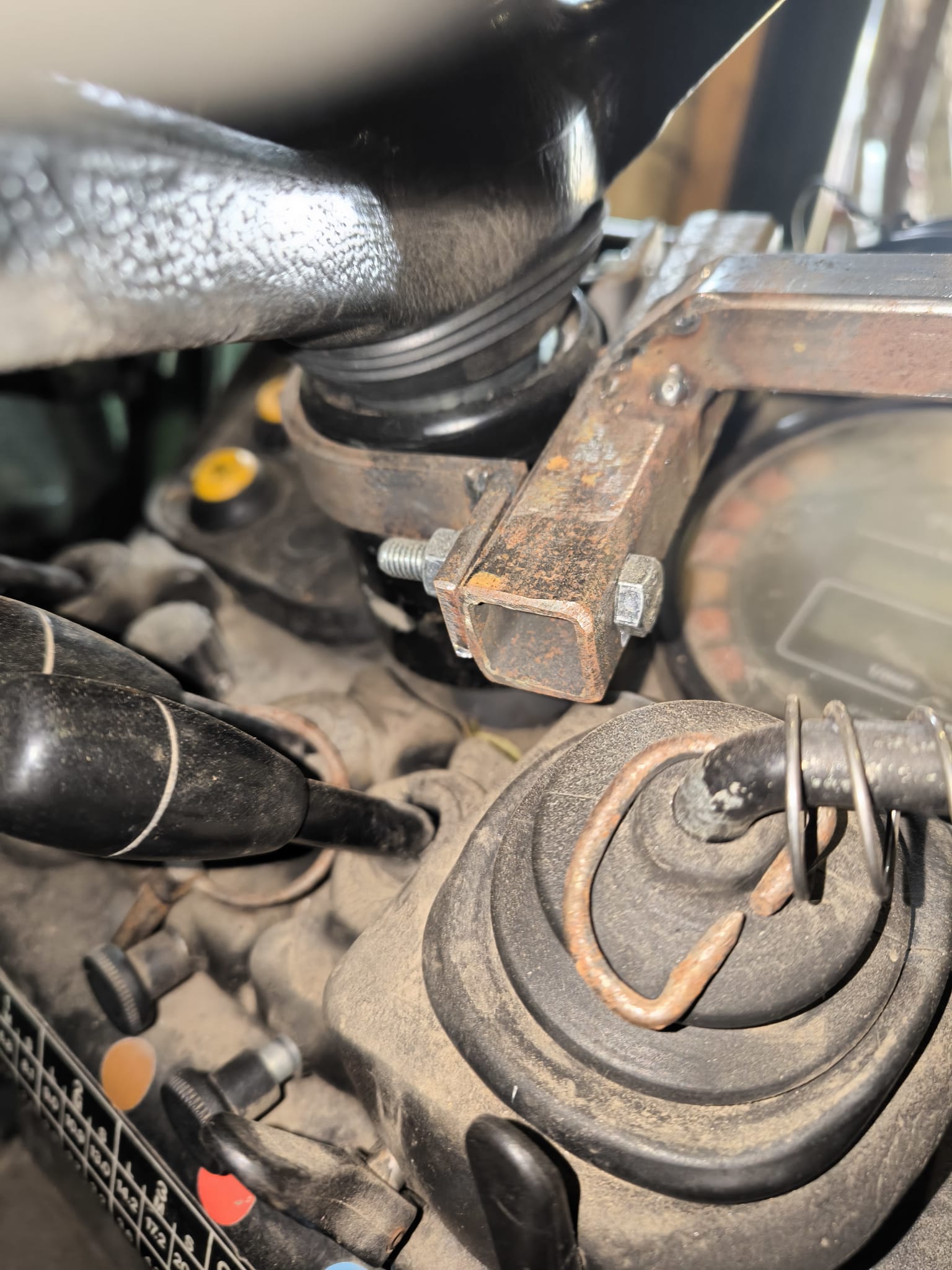 Fendt 260V: Beispiel für Halterung für kleinen Reibradmotor