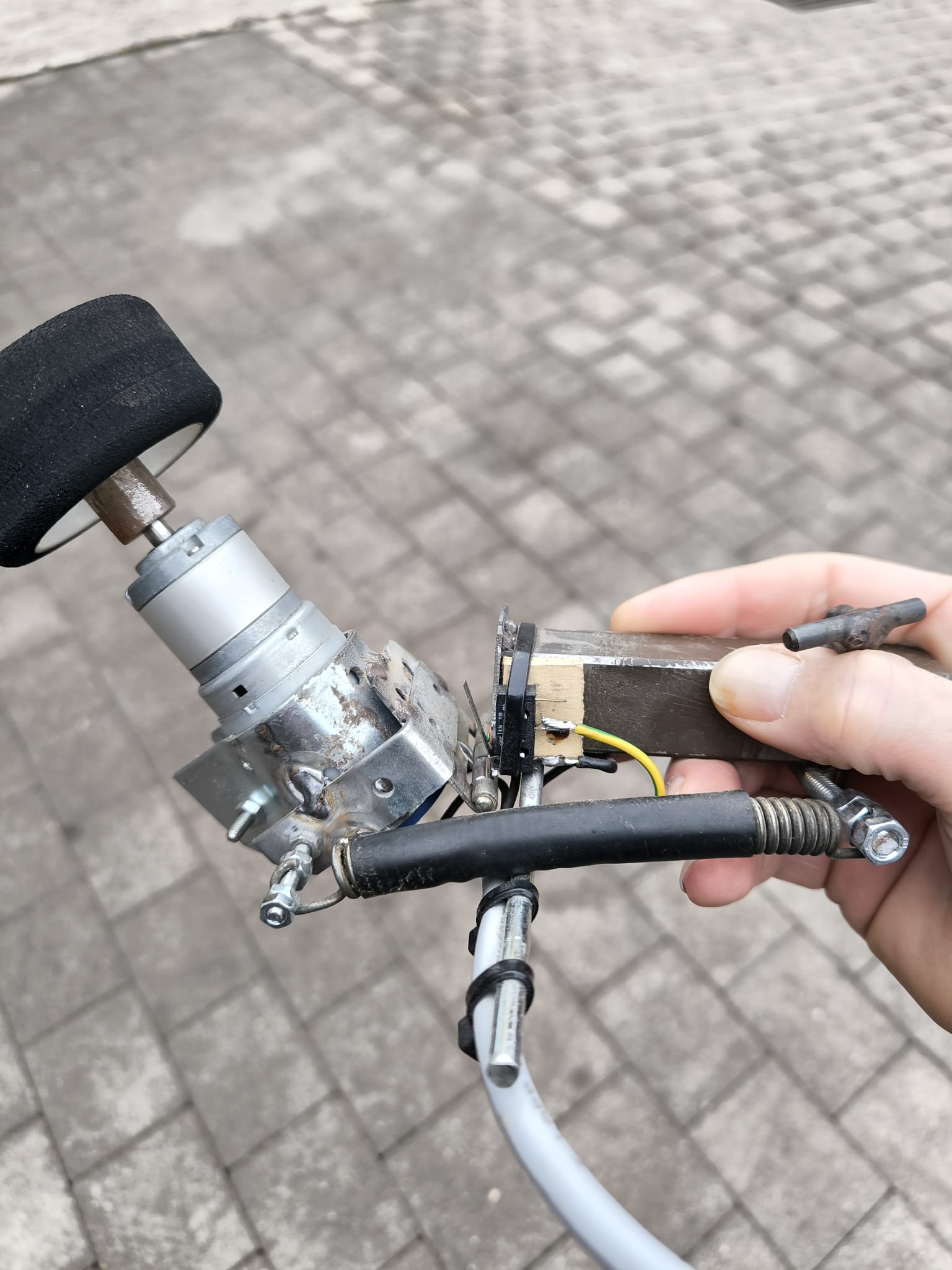 Fendt 260V: Beispiel für Halterung für kleinen Reibradmotor