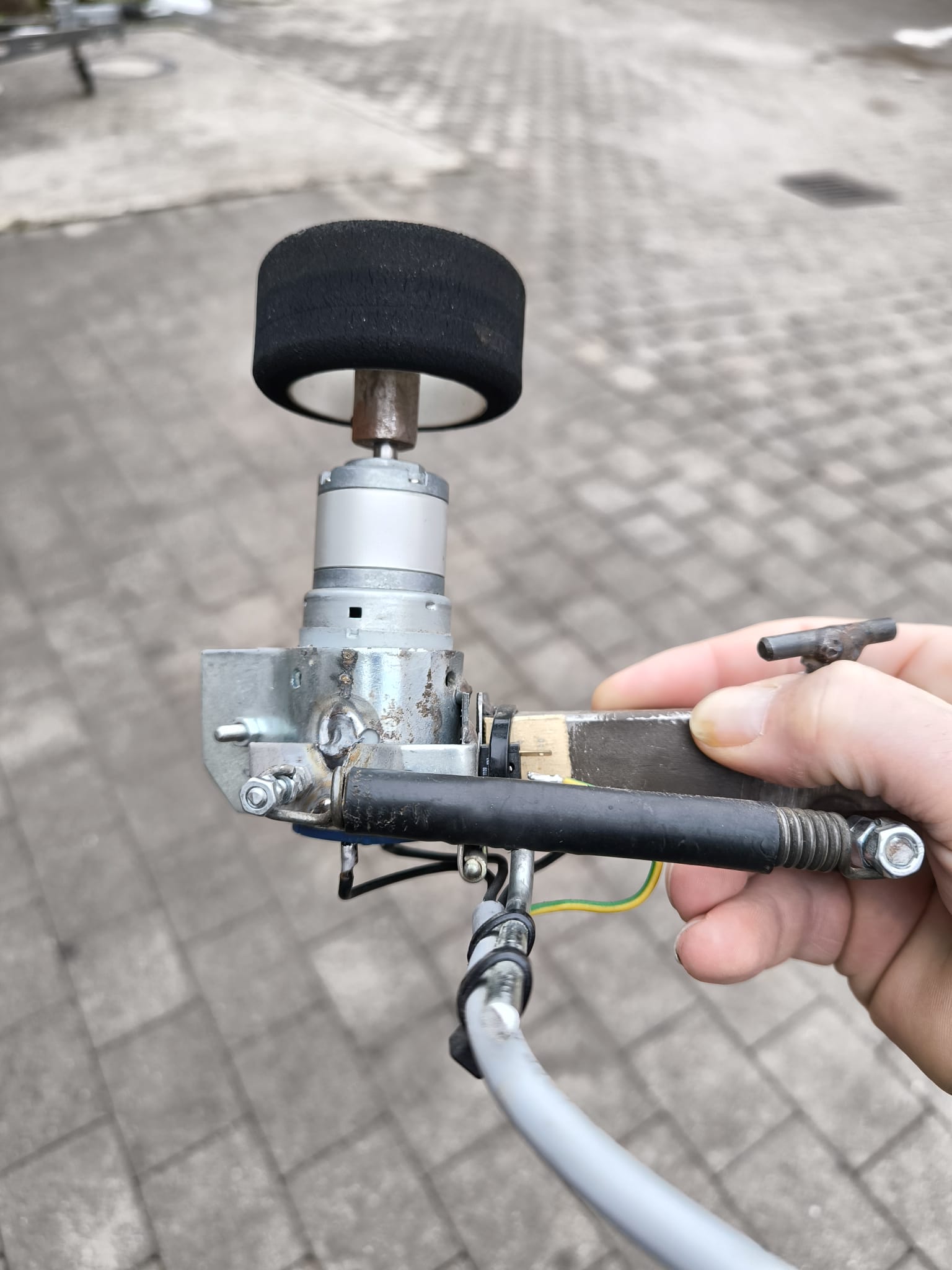 Fendt 260V: Beispiel für Halterung für kleinen Reibradmotor