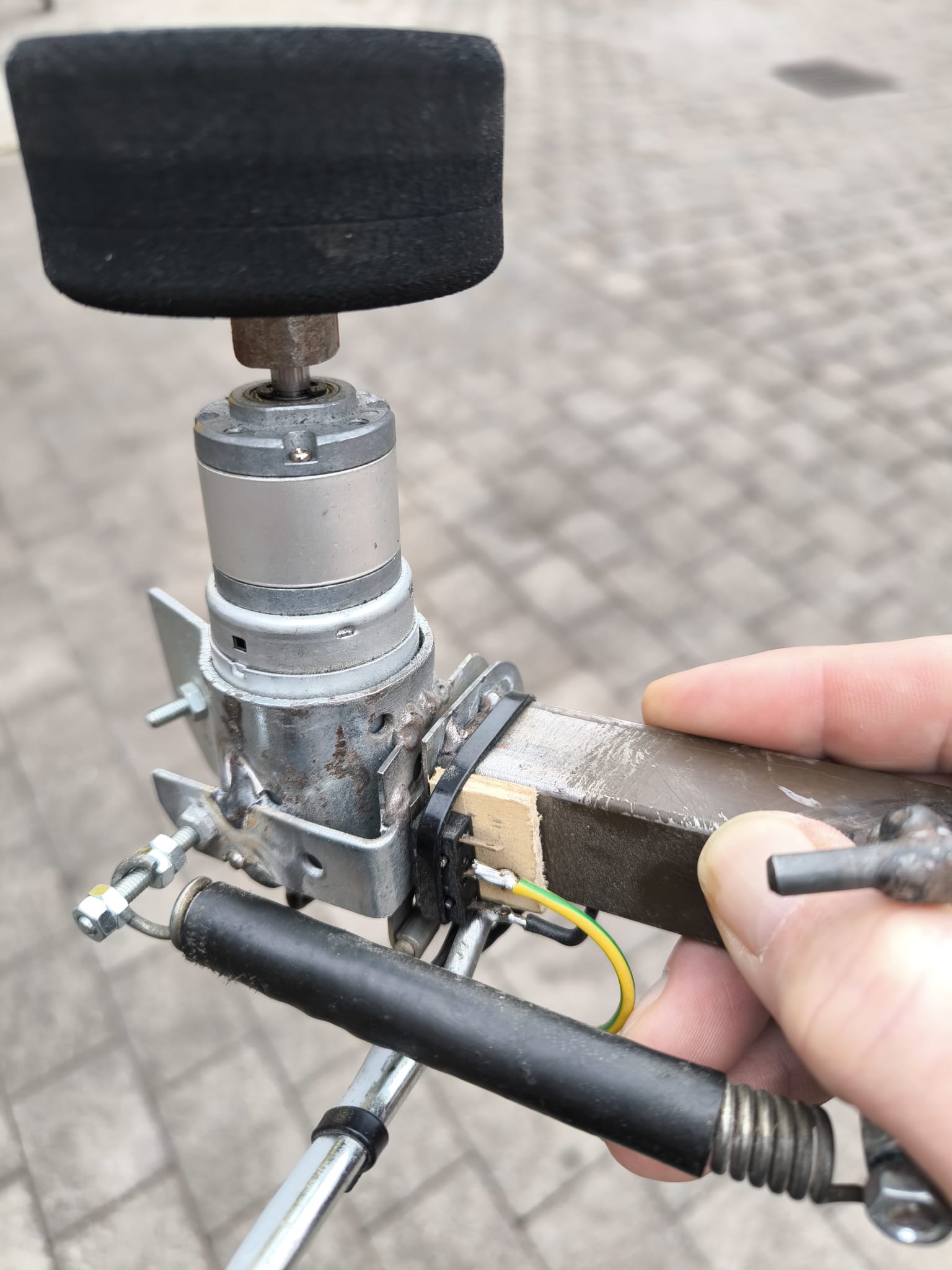 Fendt 260V: Beispiel für Halterung für kleinen Reibradmotor