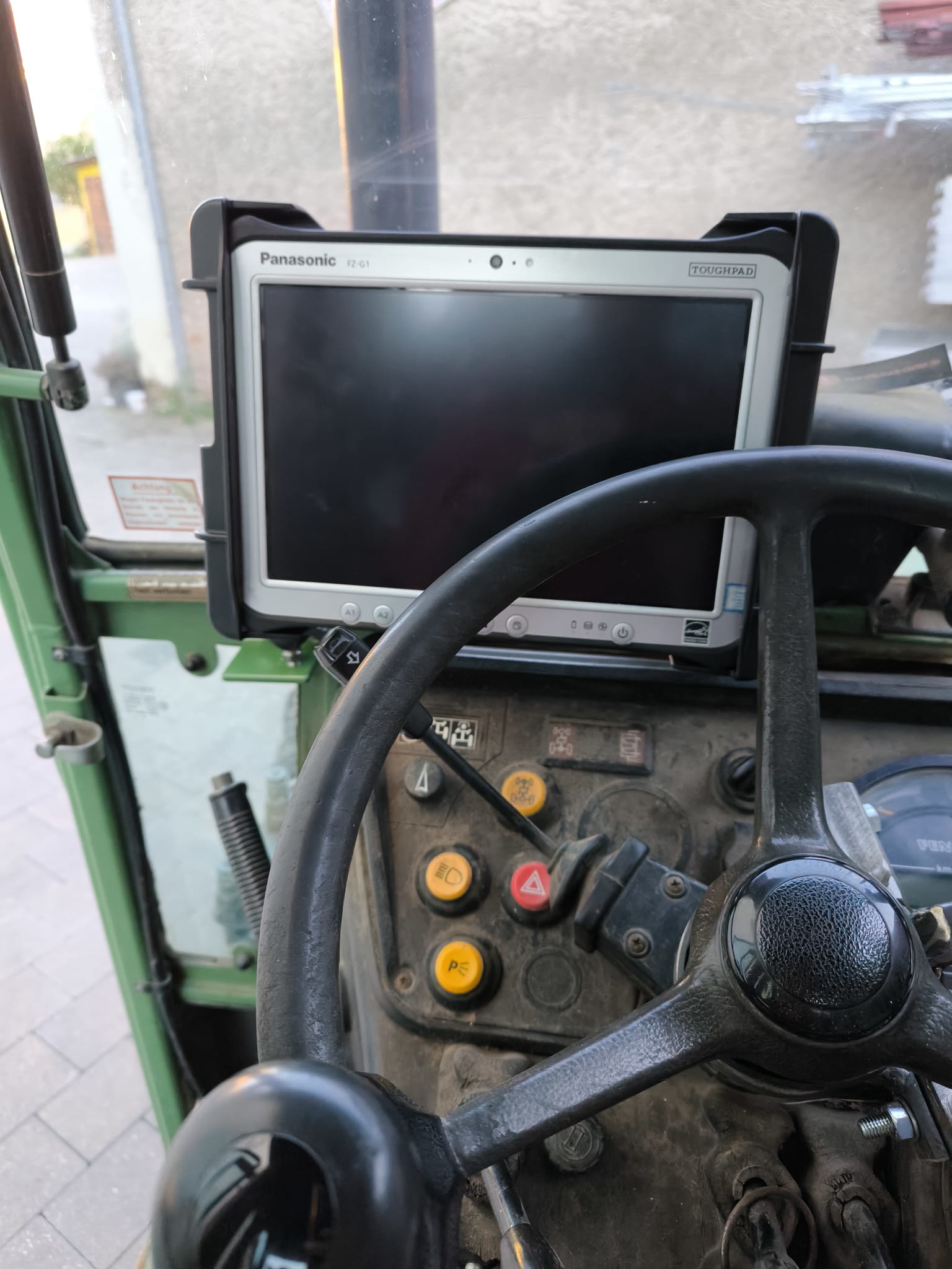 Fendt 260V: Tablet Halterung mit Kugelgelenk, Montage links vor dem Lenkrad
