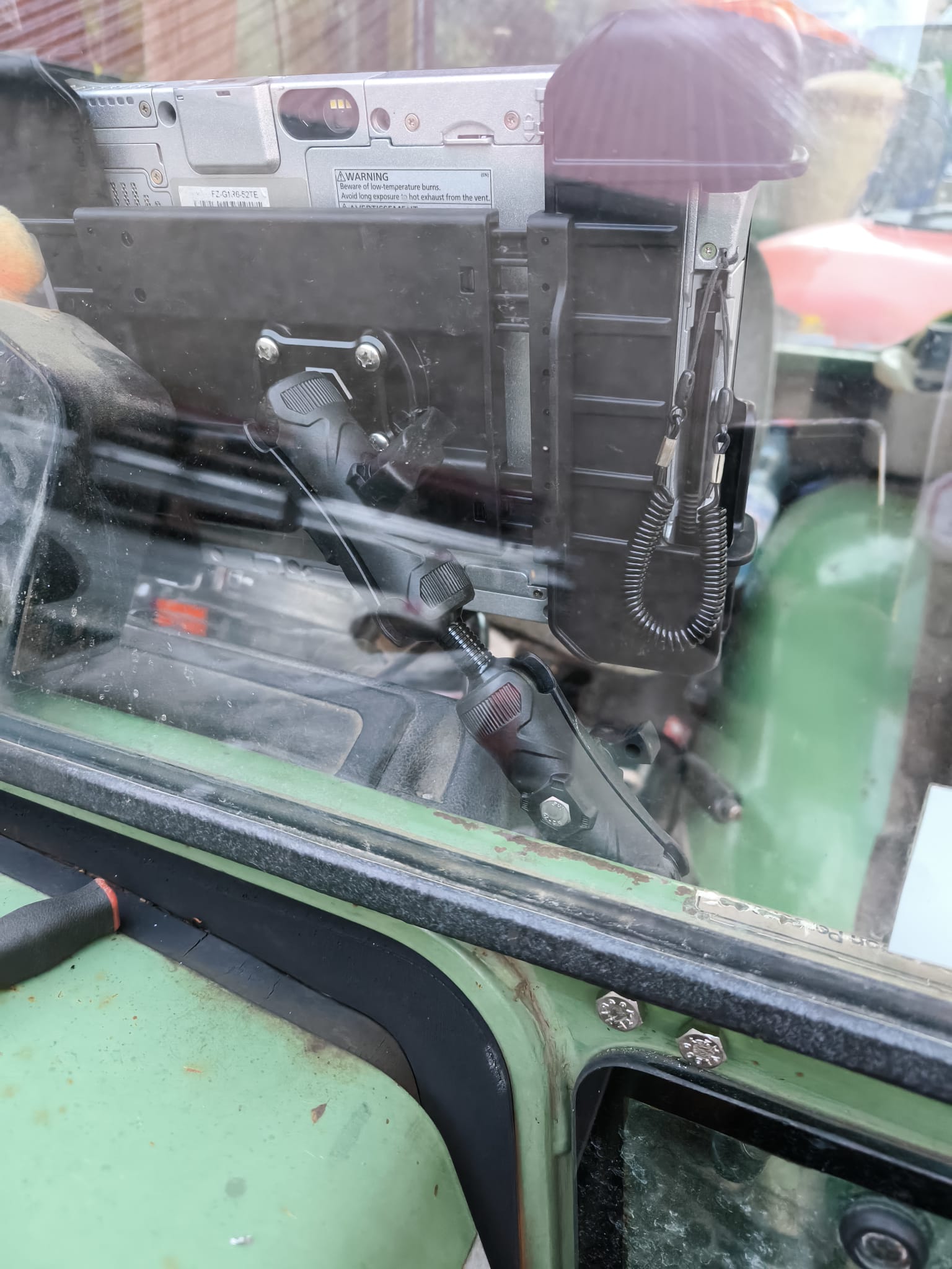 Fendt 260V: Tablet Halterung mit Kugelgelenk, an Rahmen unter Frontscheibe geschraubt