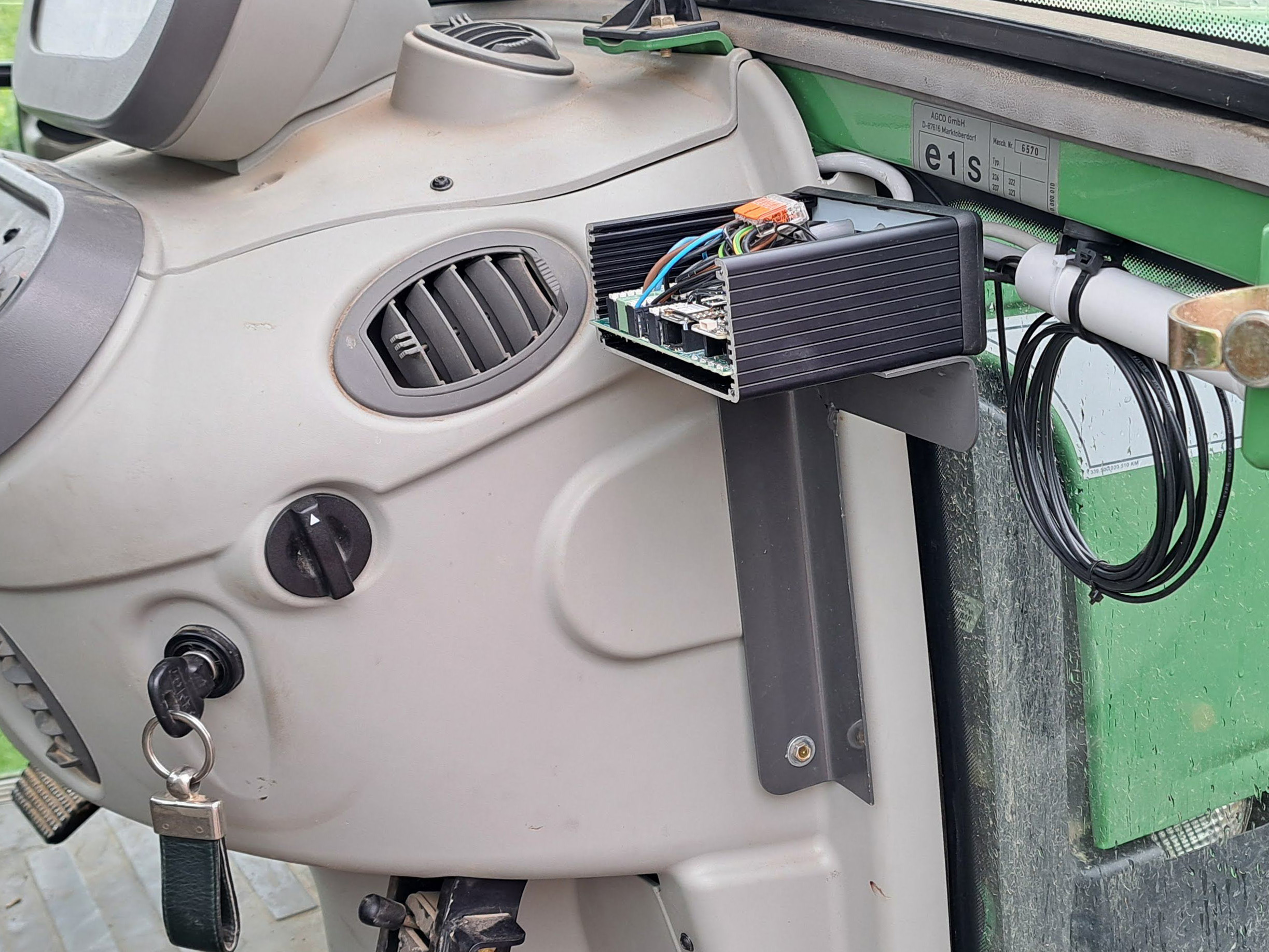 Fendt 300SCR AiO im Alu Gehäuse: Montage rechts neben dem Lenkturm