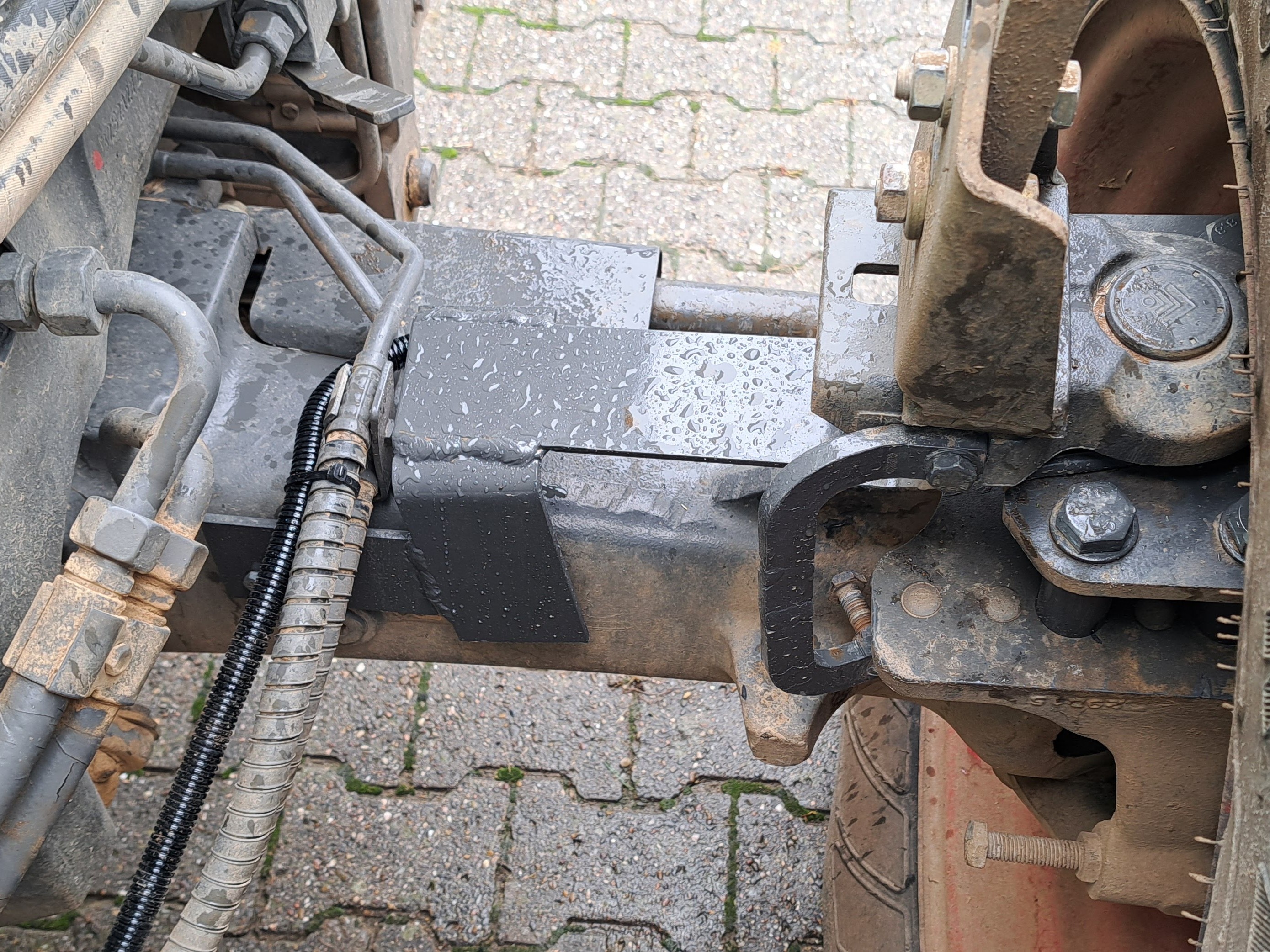 Fendt 300SCR: Beispiel Montage Lenkwinkelsensor