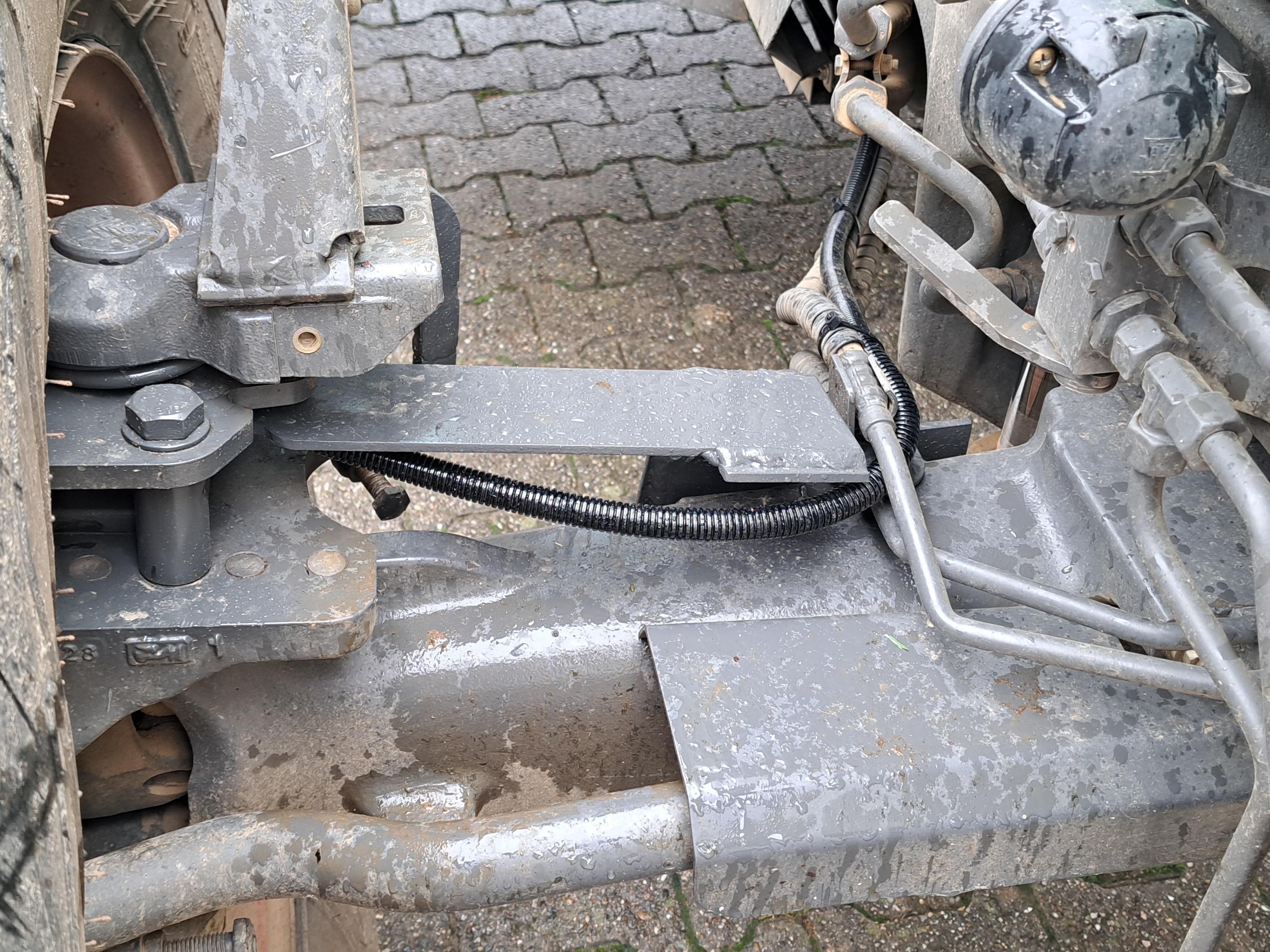 Fendt 300SCR: Beispiel Montage Lenkwinkelsensor