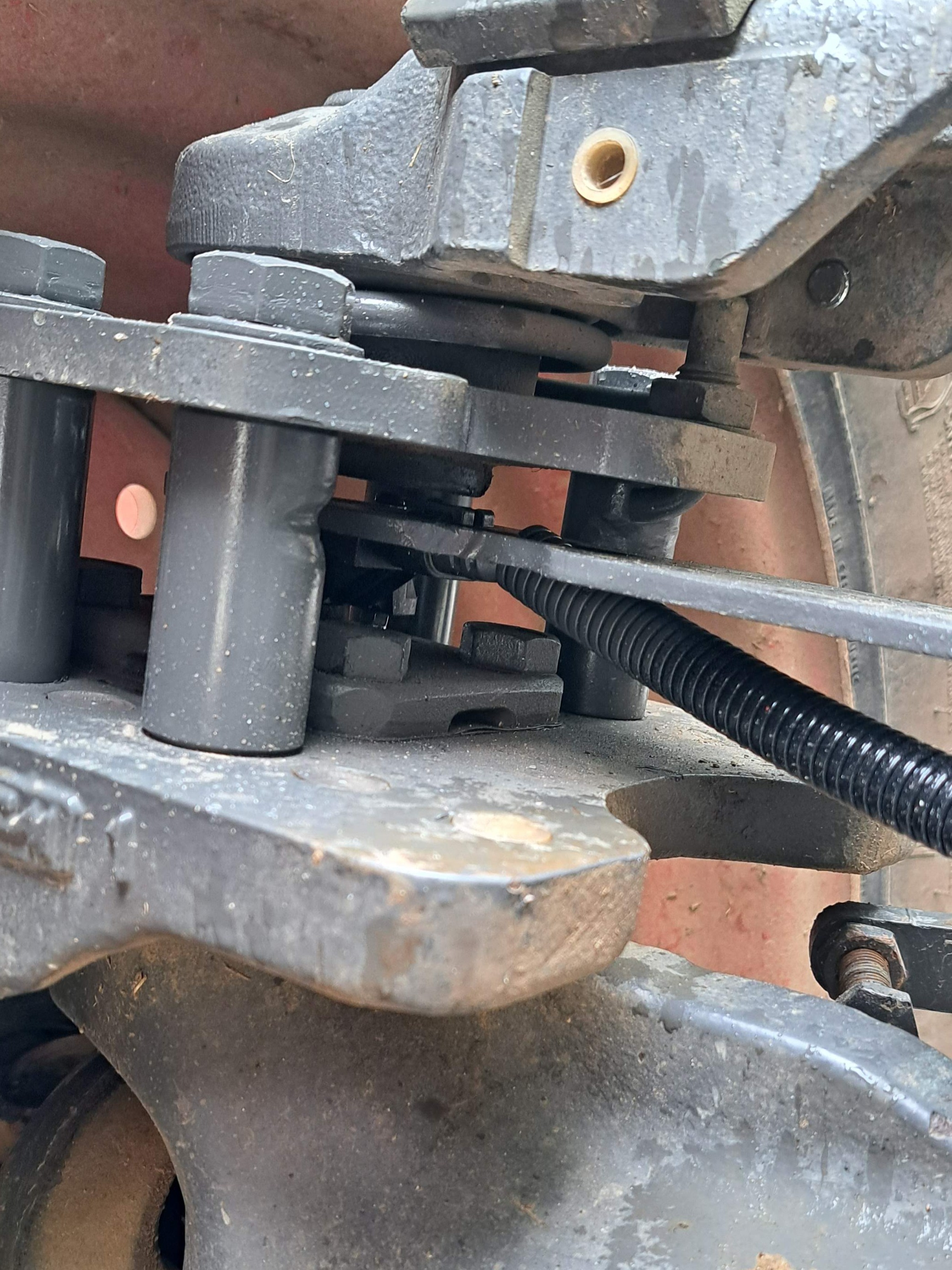 Fendt 300SCR: Beispiel Montage Lenkwinkelsensor