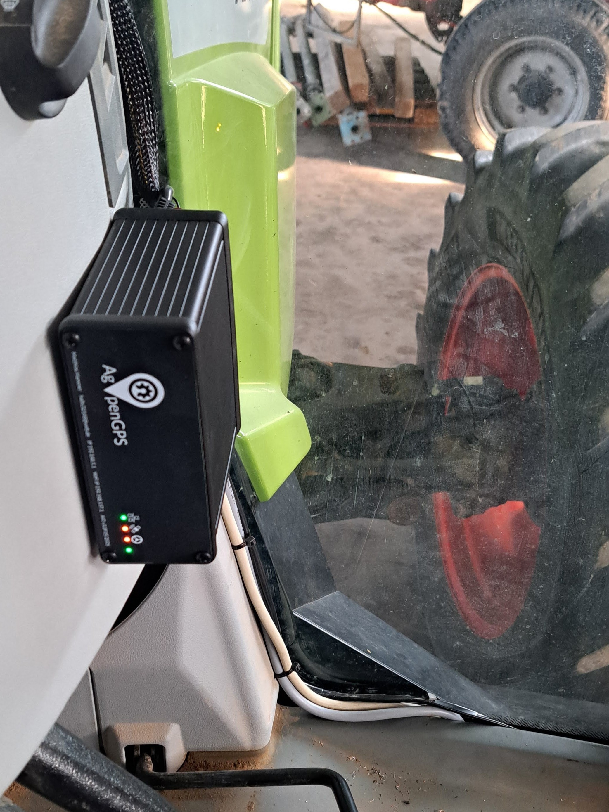 Claas Arion AiO V6 im Alu Gehäuse: Montage rechts am Lenkturm