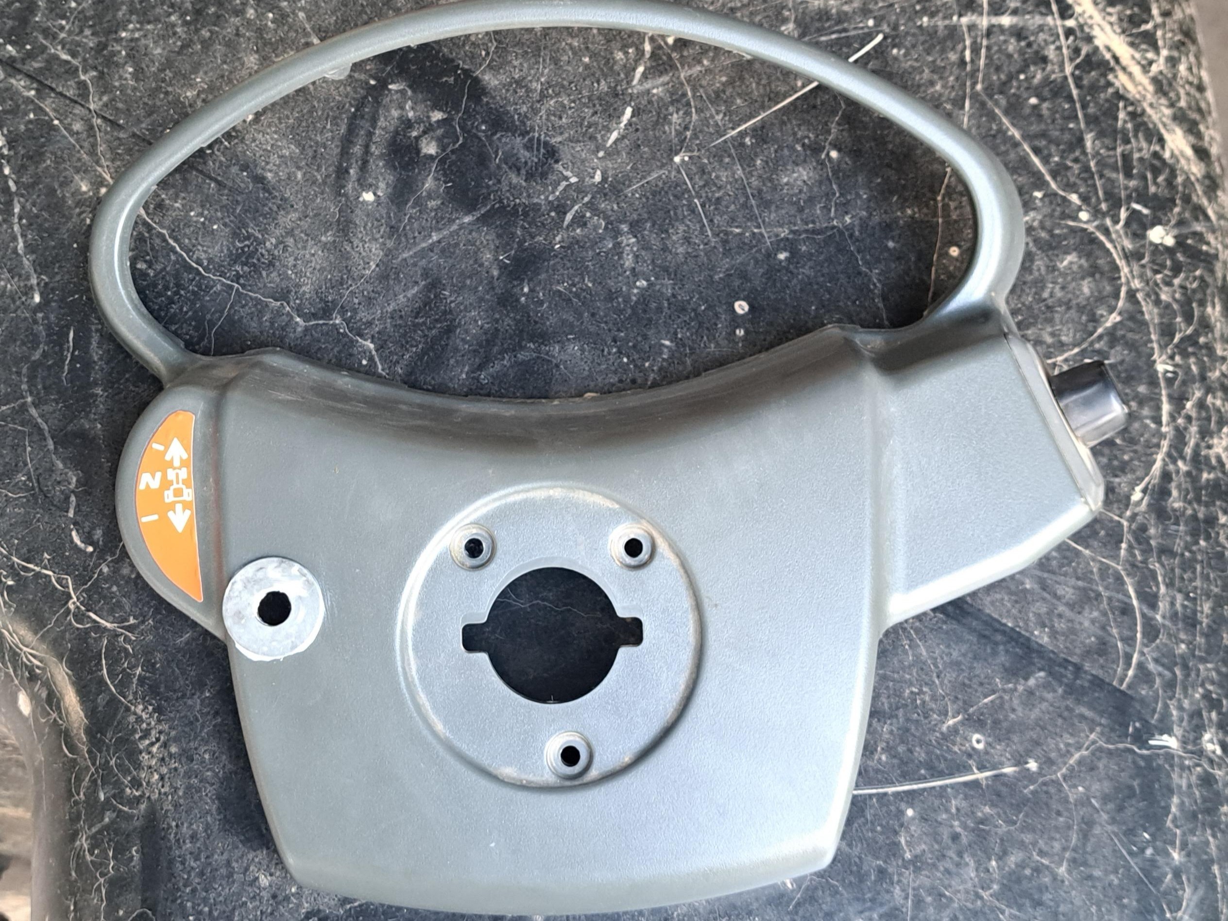 Claas Arion: Ringmotor Abstützung im Armaturenbrett