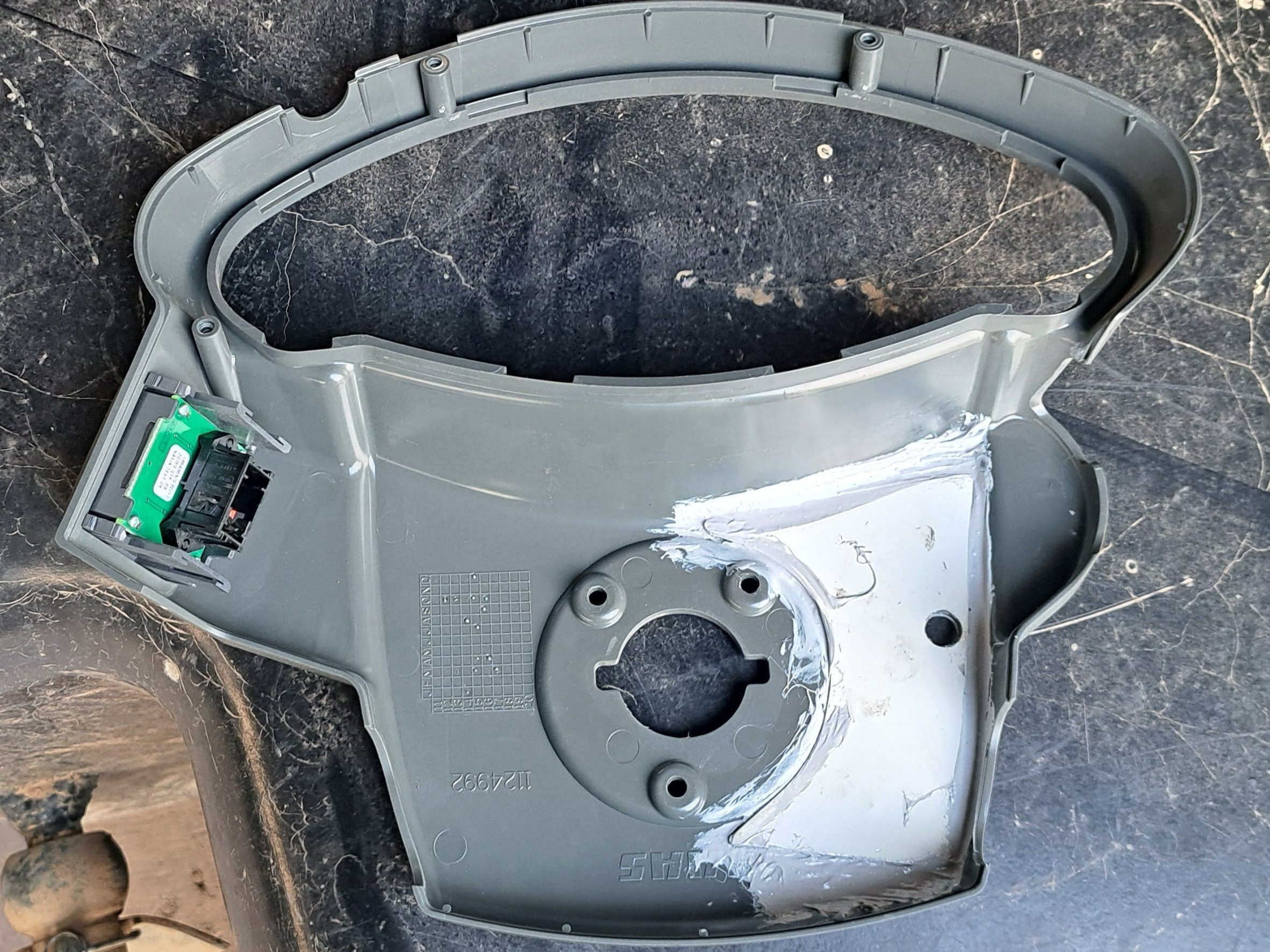 Claas Arion: Ringmotor Abstützung im Armaturenbrett: Blech eingeklebt