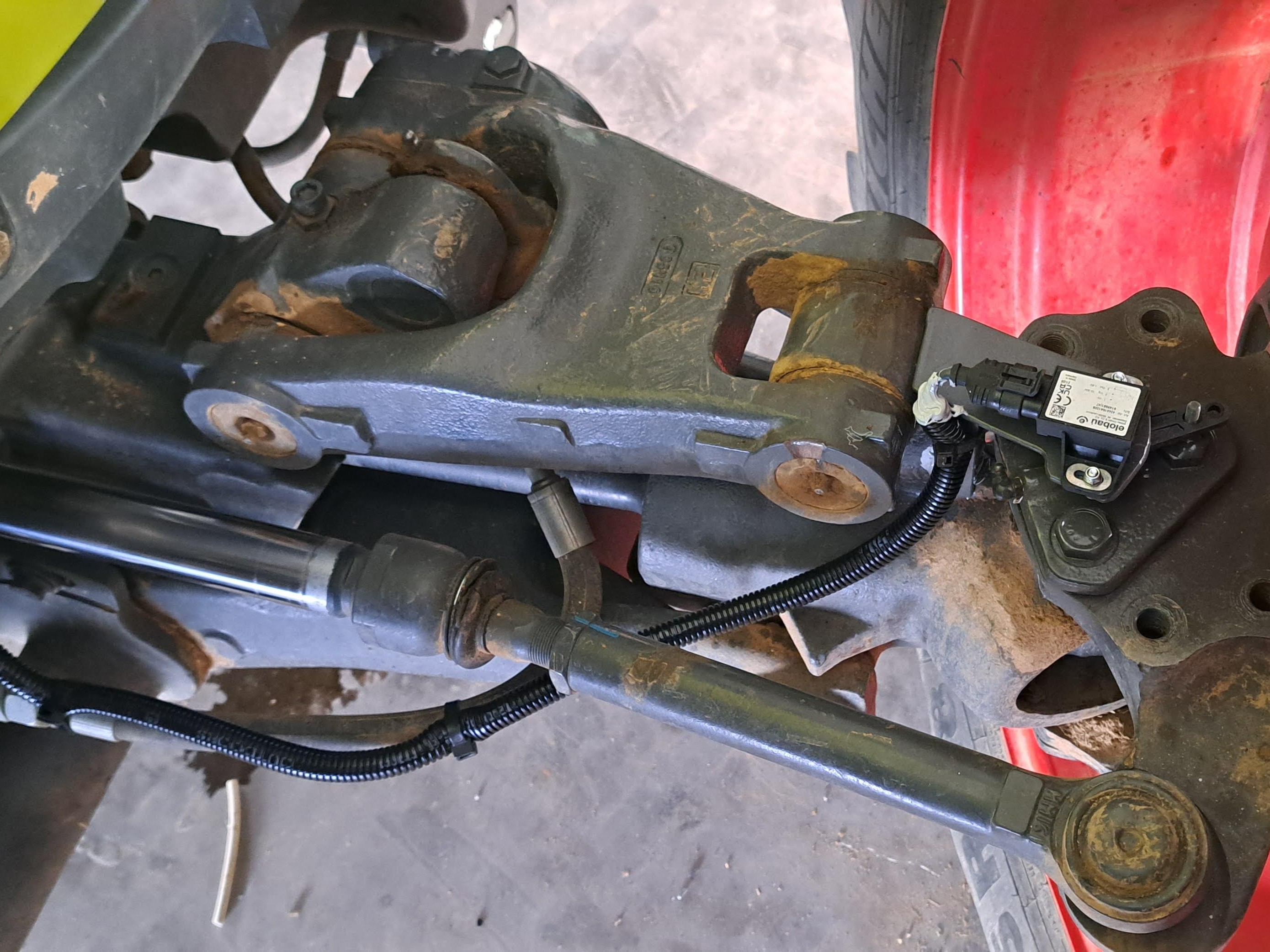 Claas Arion mit gefederter Carrao Vorderachse: Lenkwinkelsensor Montagebeispiel