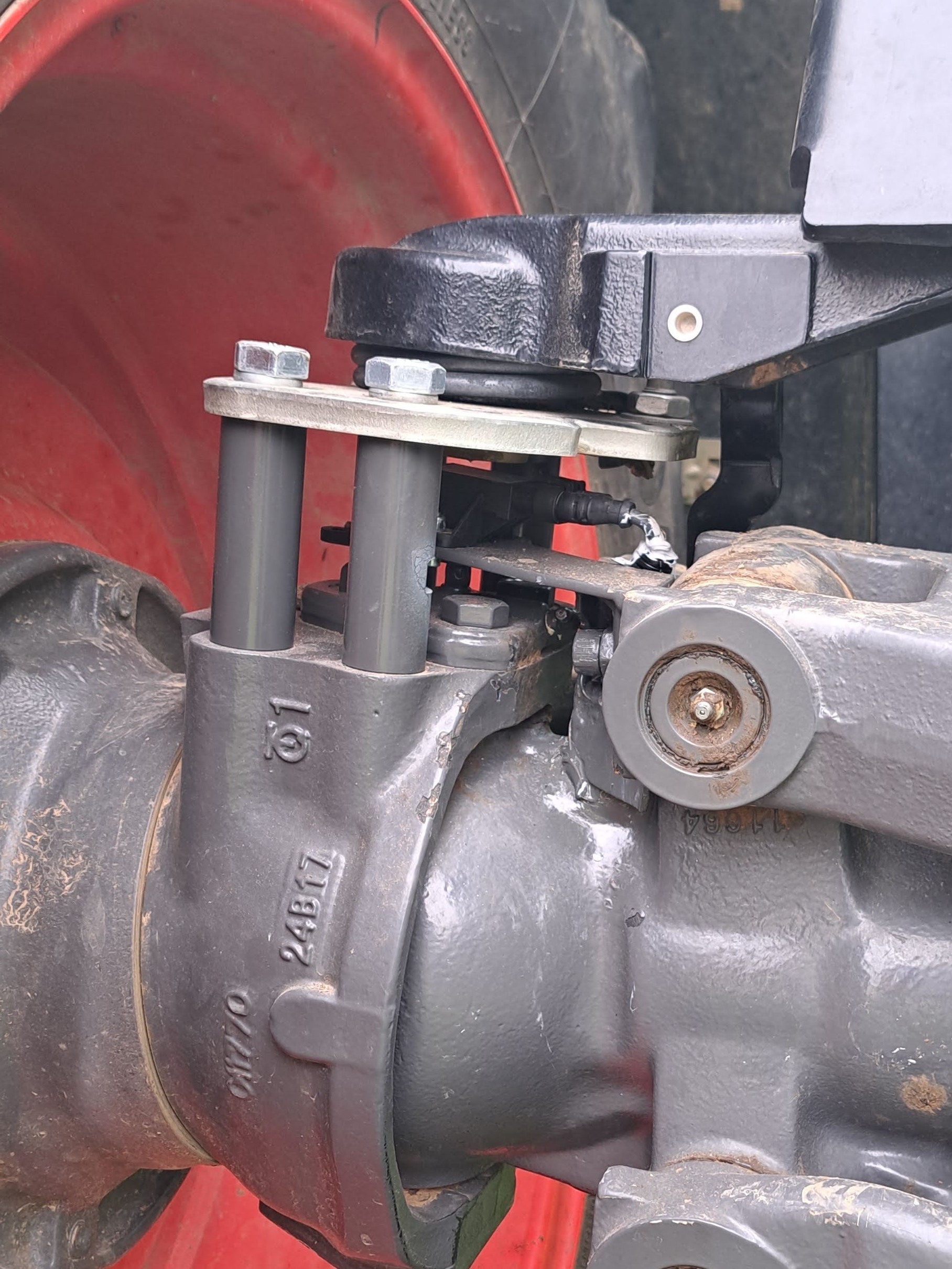 Claas Arion mit gefederter Carrao Vorderachse: Lenkwinkelsensor Montagebeispiel