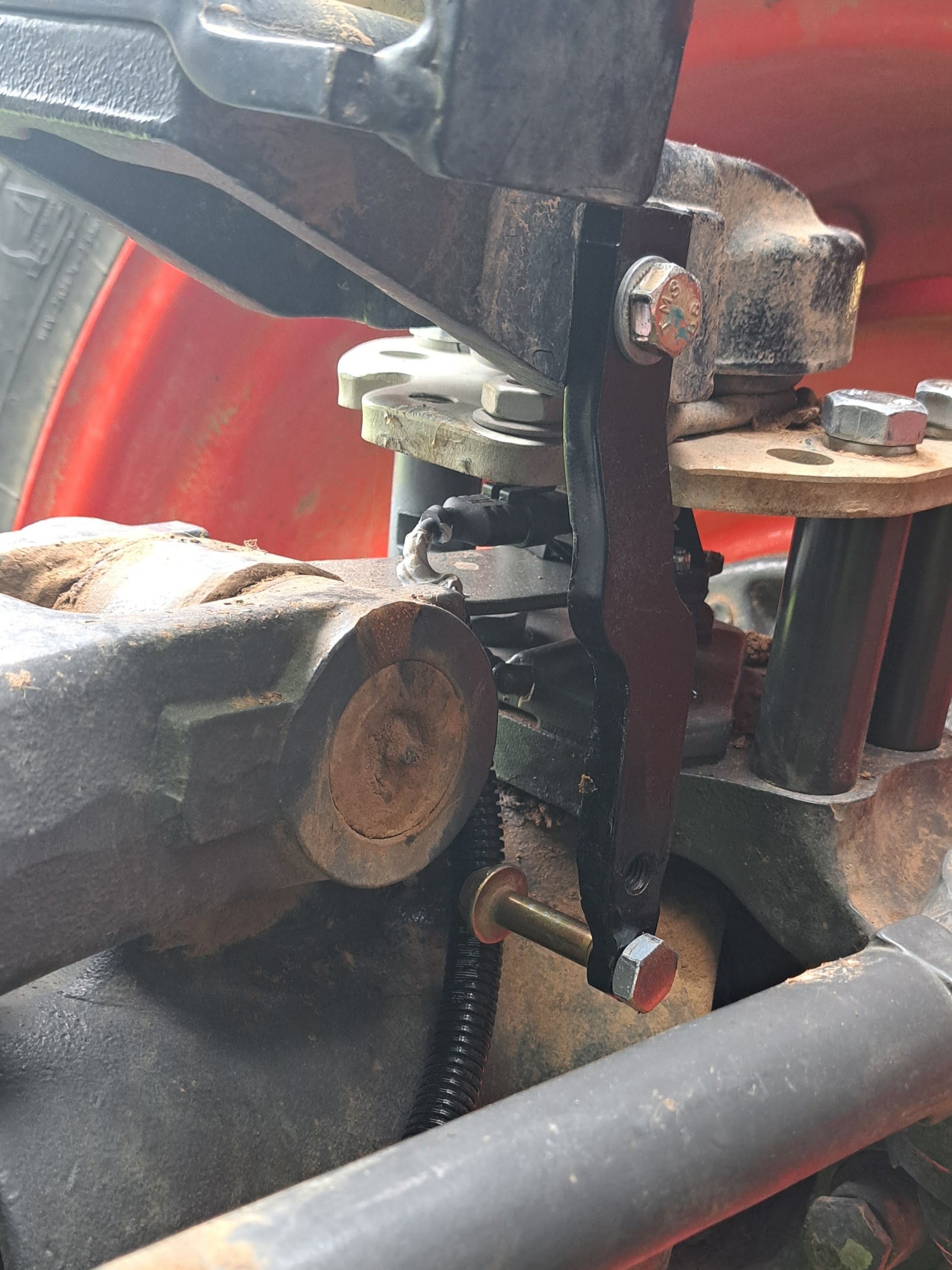 Claas Arion mit gefederter Carrao Vorderachse: Lenkwinkelsensor Montagebeispiel