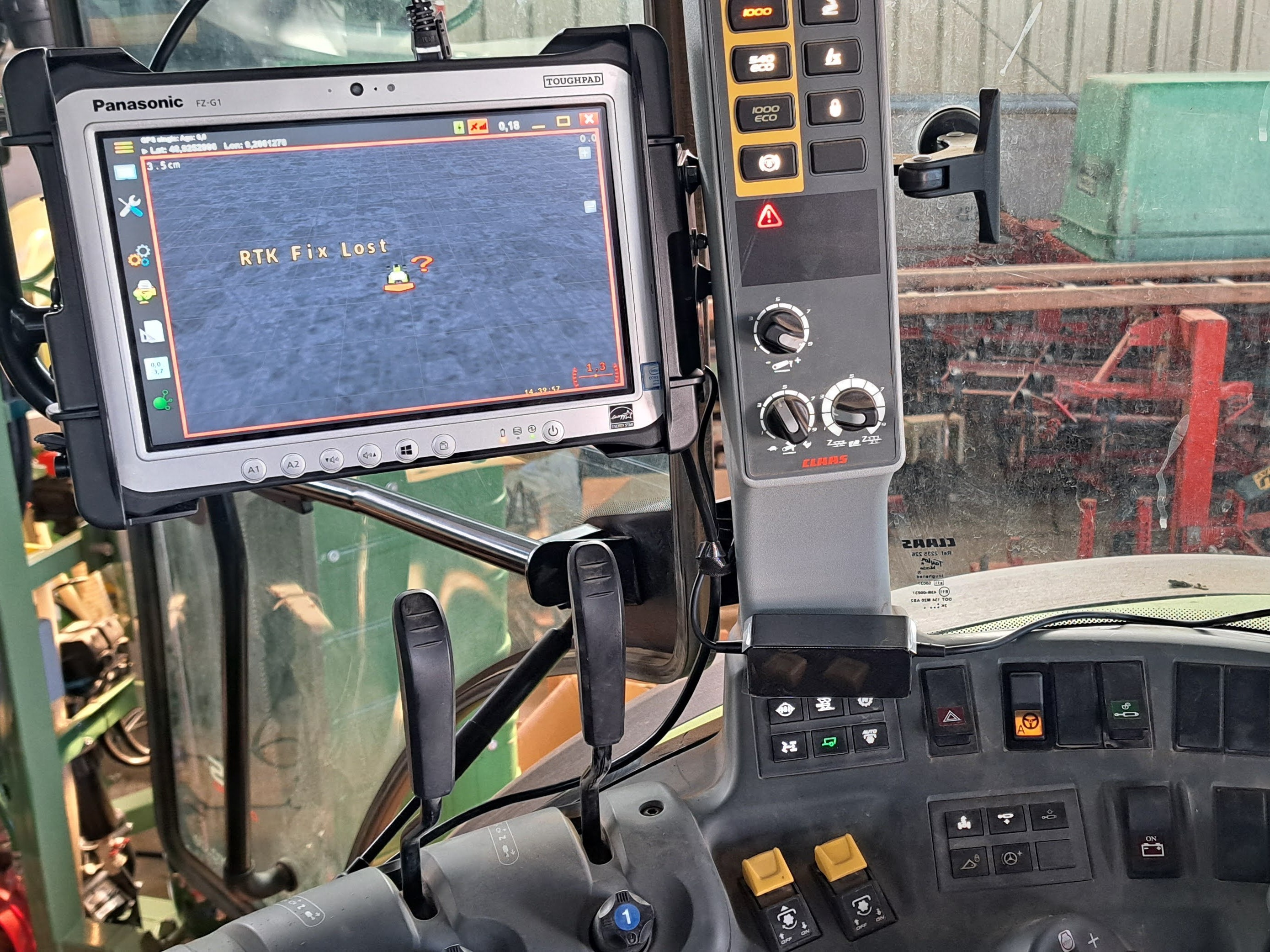 Claas Arion: Tablet Halterung mit Kugelgelenk, Montage griff- und blickgünstig rechts vor B-Säule