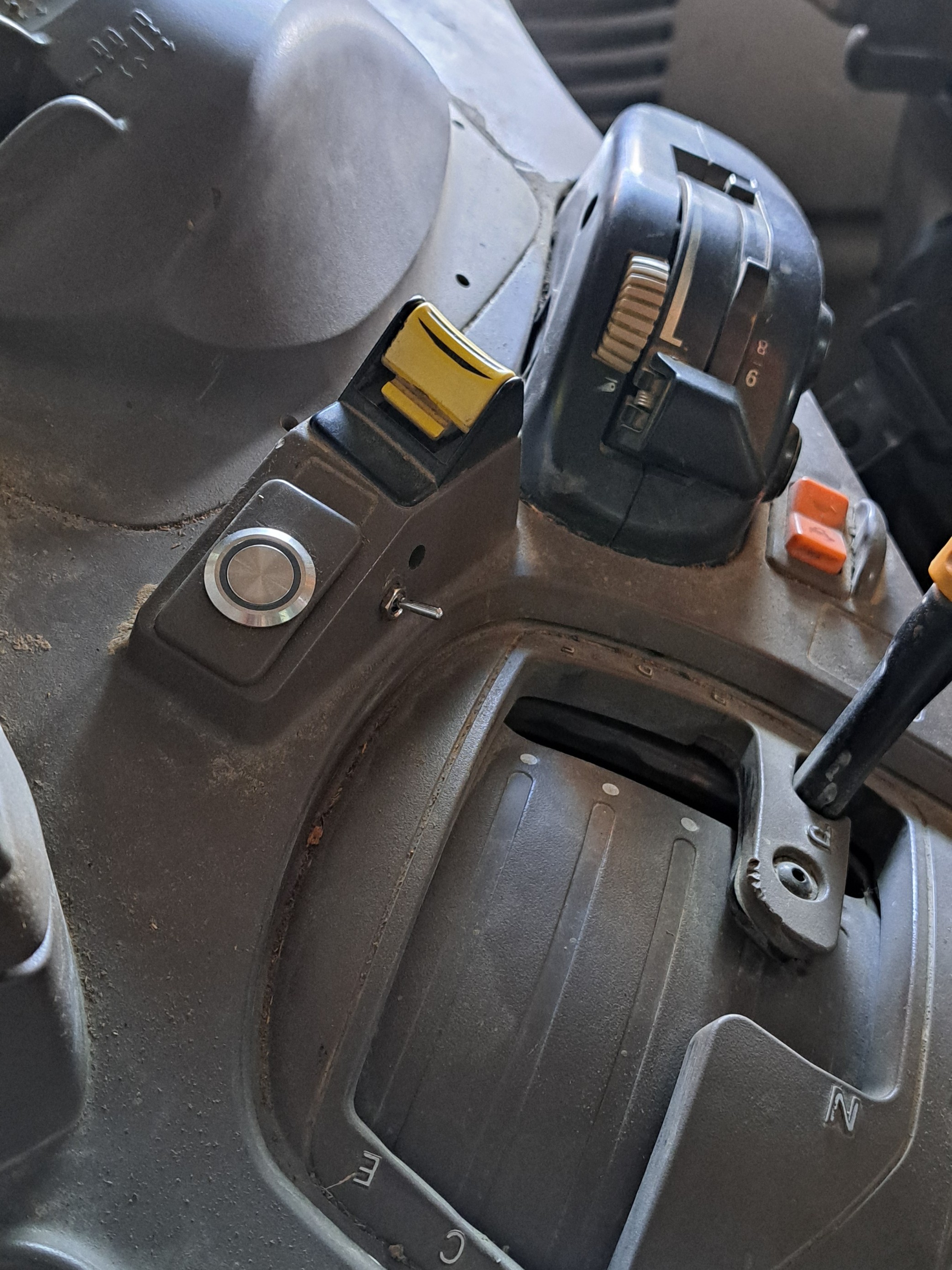 John Deere 6000: Aktivierungsknopf der Lenkung griffgünstig auf der rechten Seitenkonsole