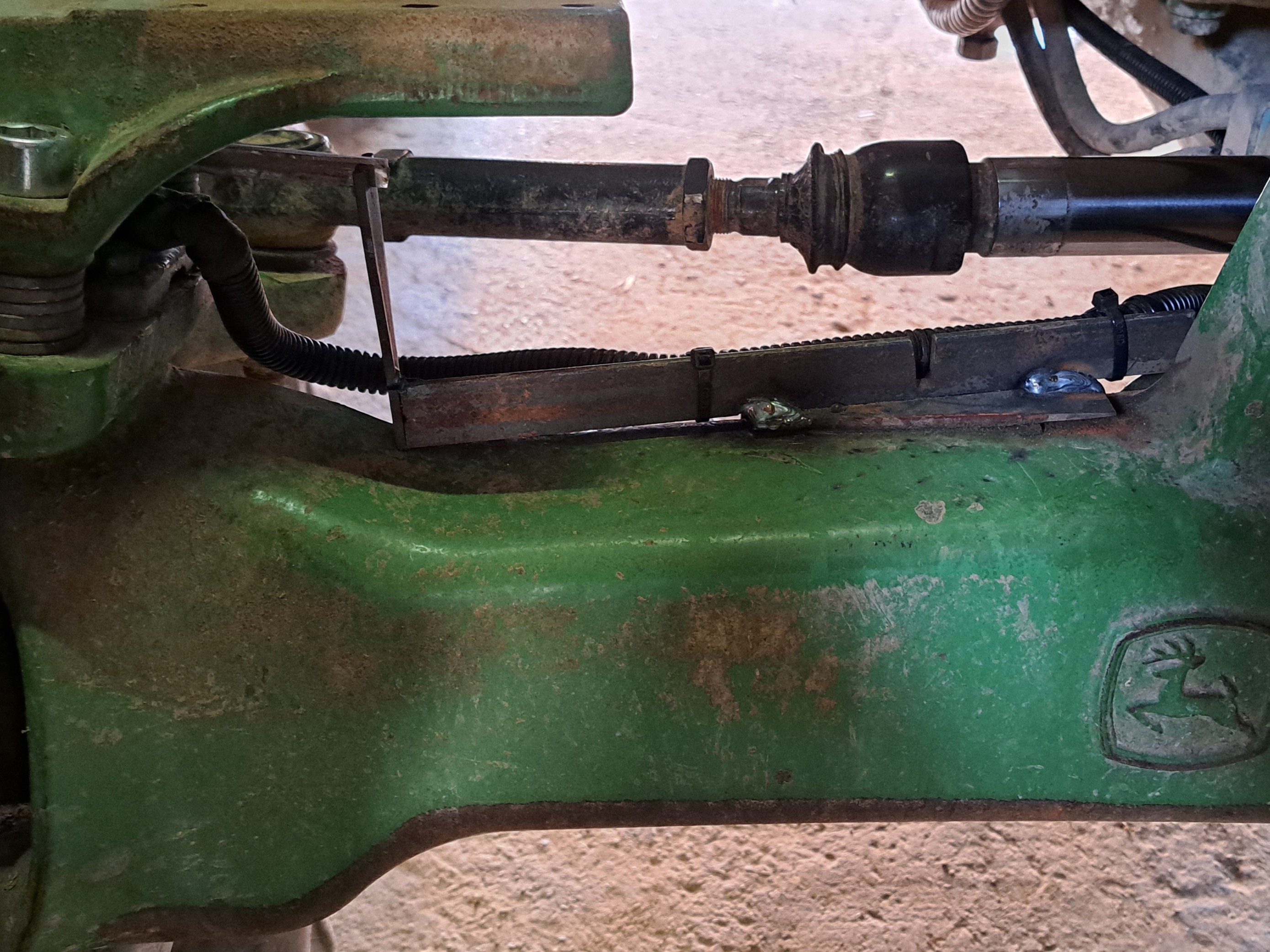 John Deere 6000: Lenkwinkelsensor Montagebeispiel