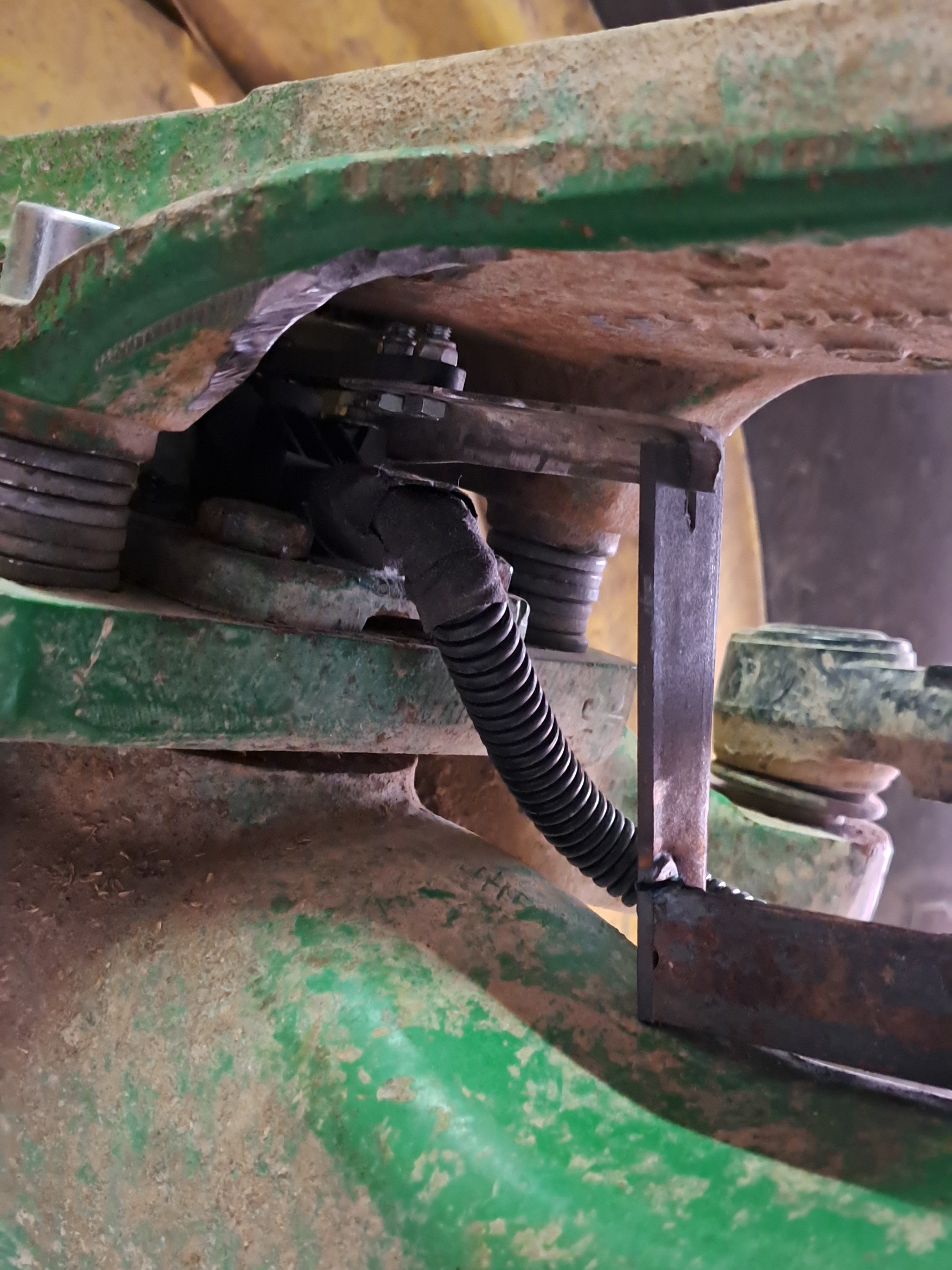 John Deere 6000: Lenkwinkelsensor Montagebeispiel