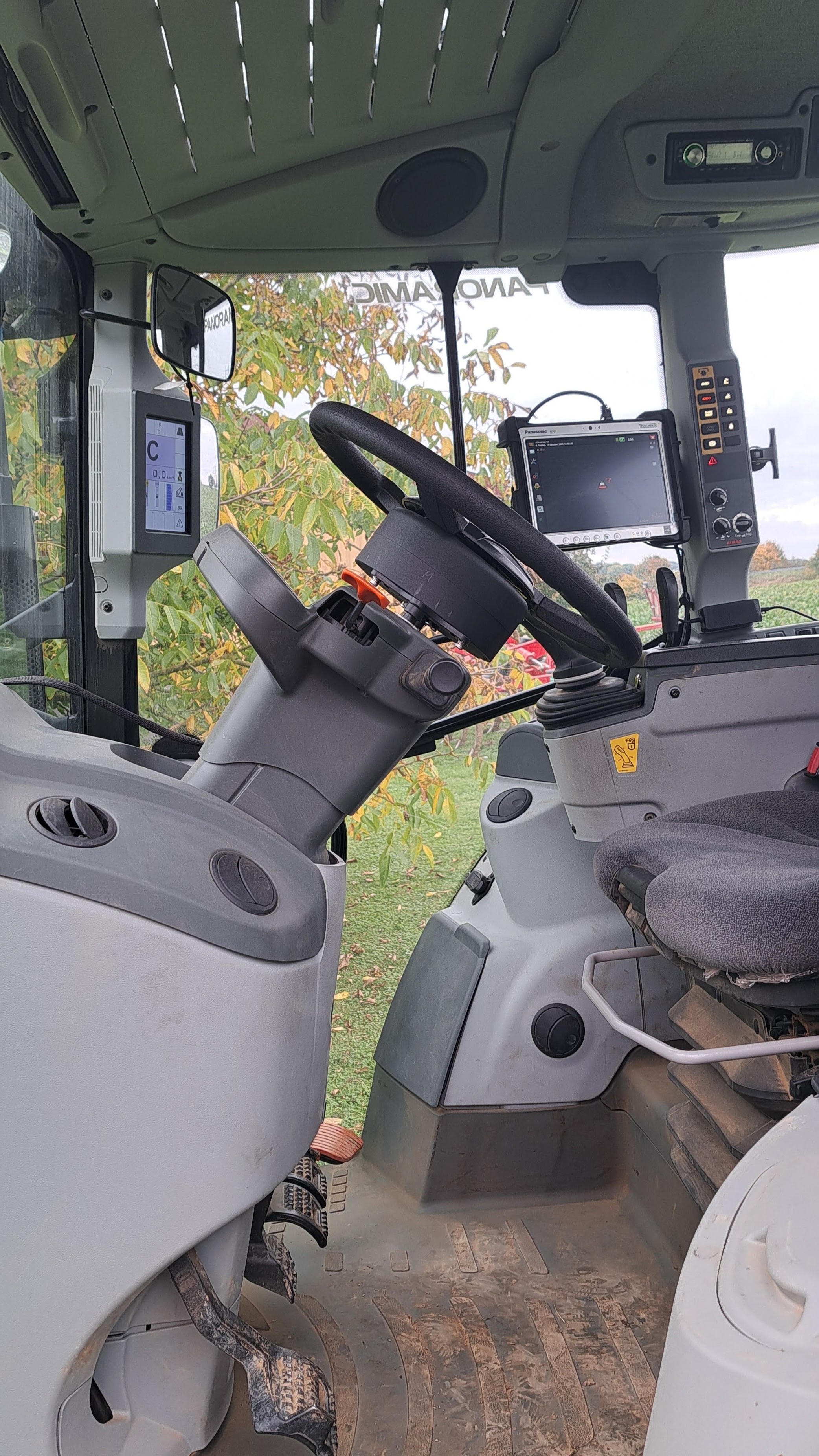 Set mit Ringmotor unter dem Lenkrad