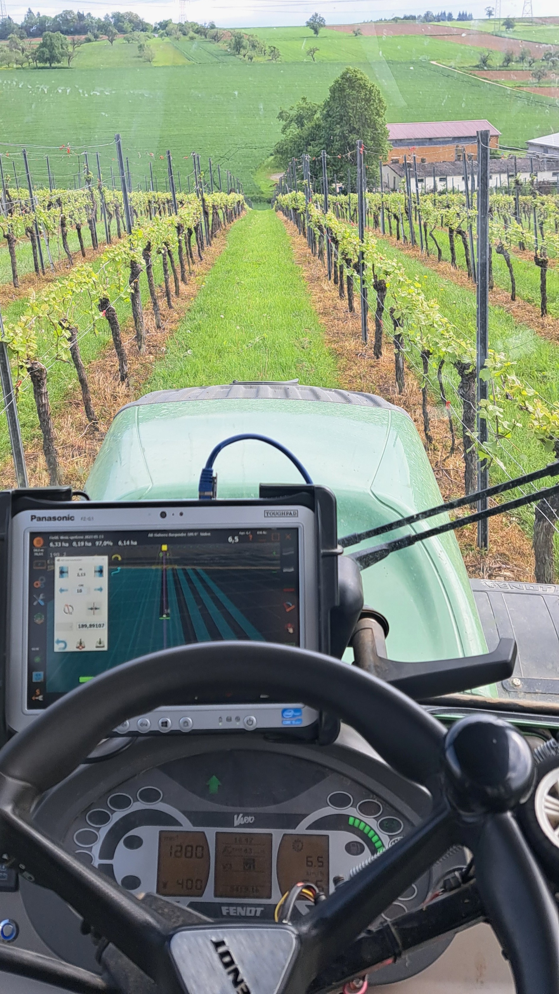 automatische Lenkung und Teilbreitenschaltung im Weinbau