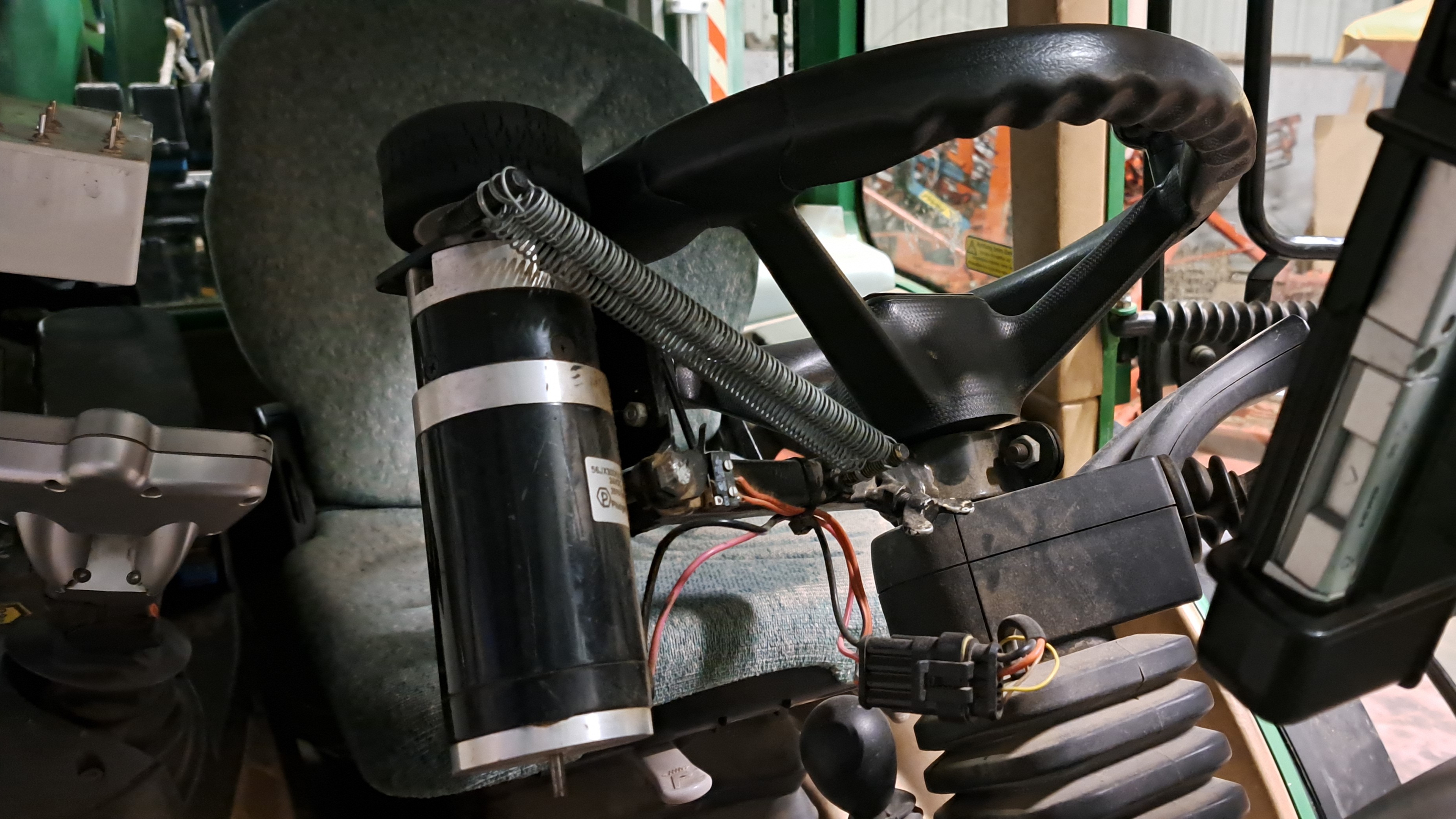 Set mit Reibradmotor am Lenkrad