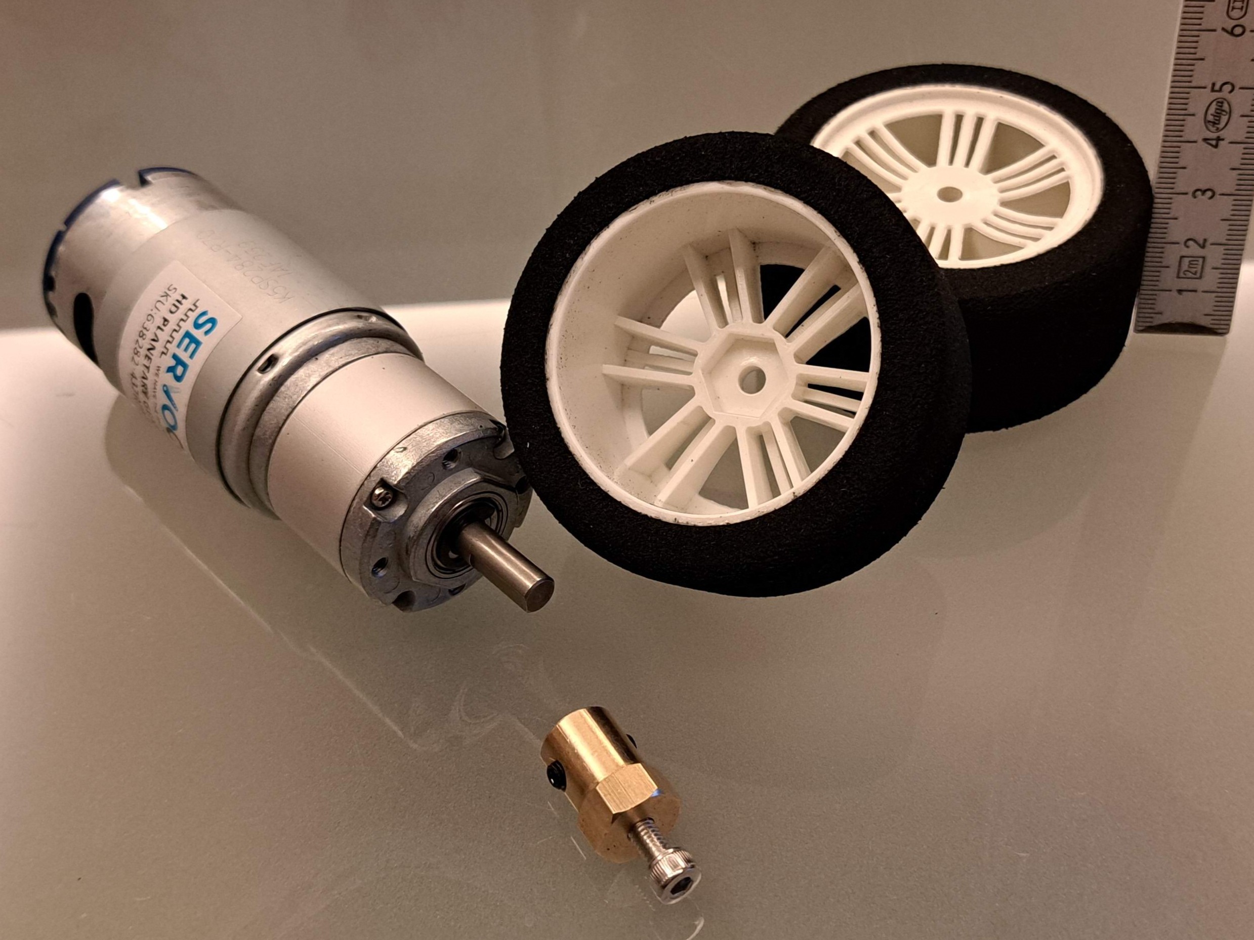 Kleiner Motor, Adapter und Schaumrad für Reibradantrieb
